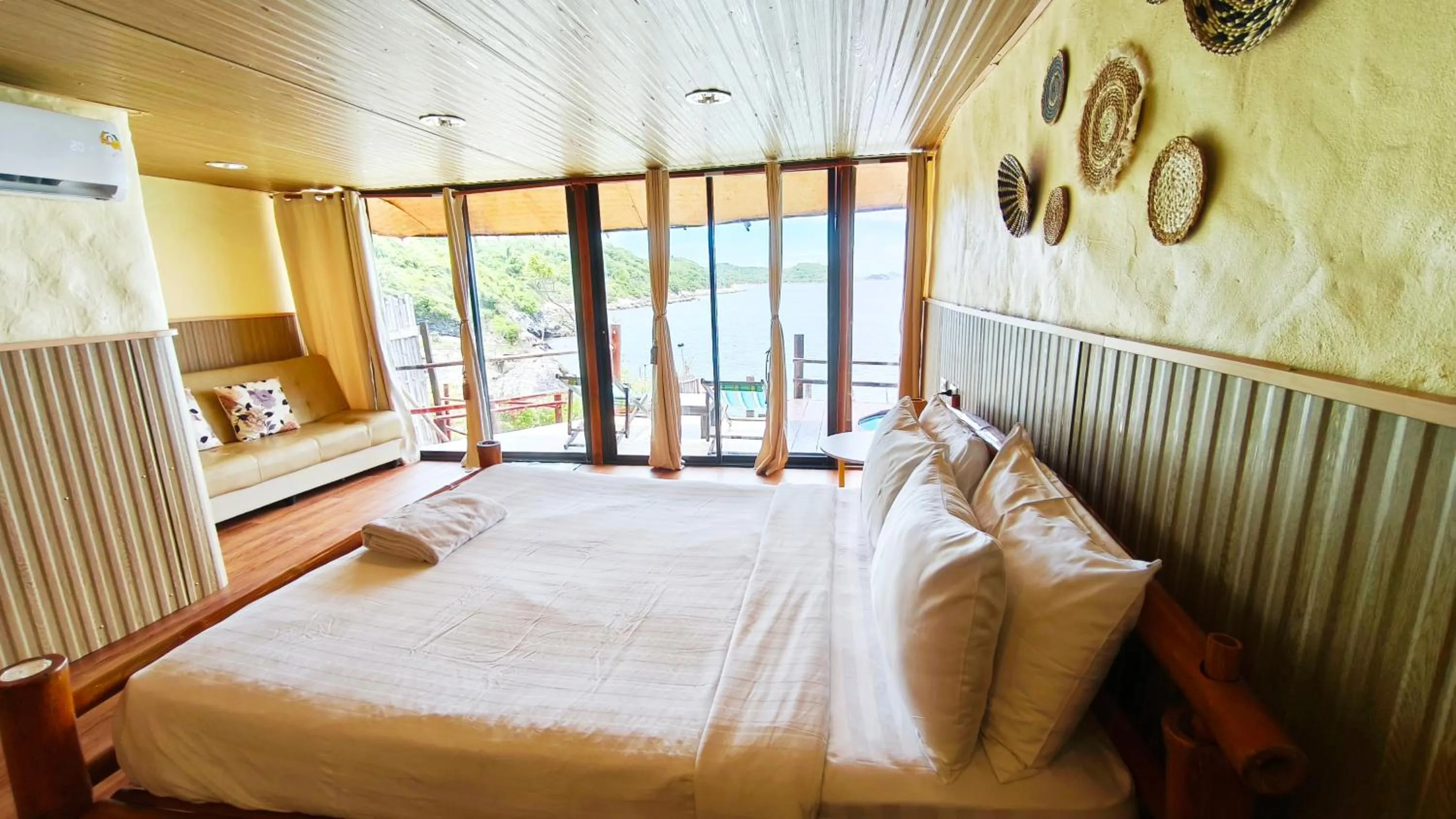 View (from property/room), Bed in Pareehut Resort Koh Sichang