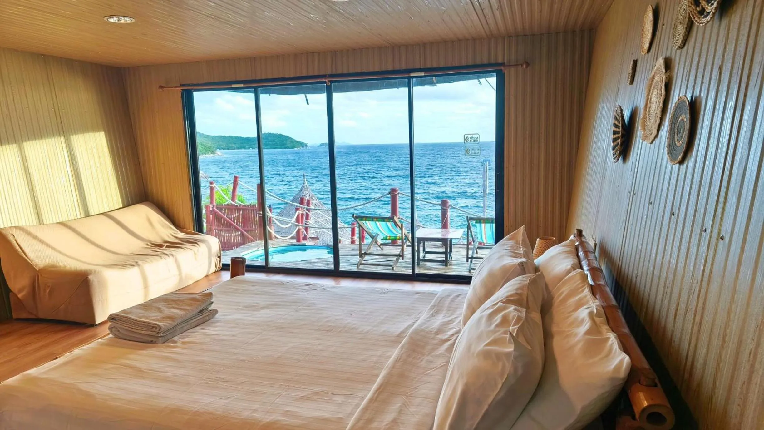View (from property/room), Bed in Pareehut Resort Koh Sichang