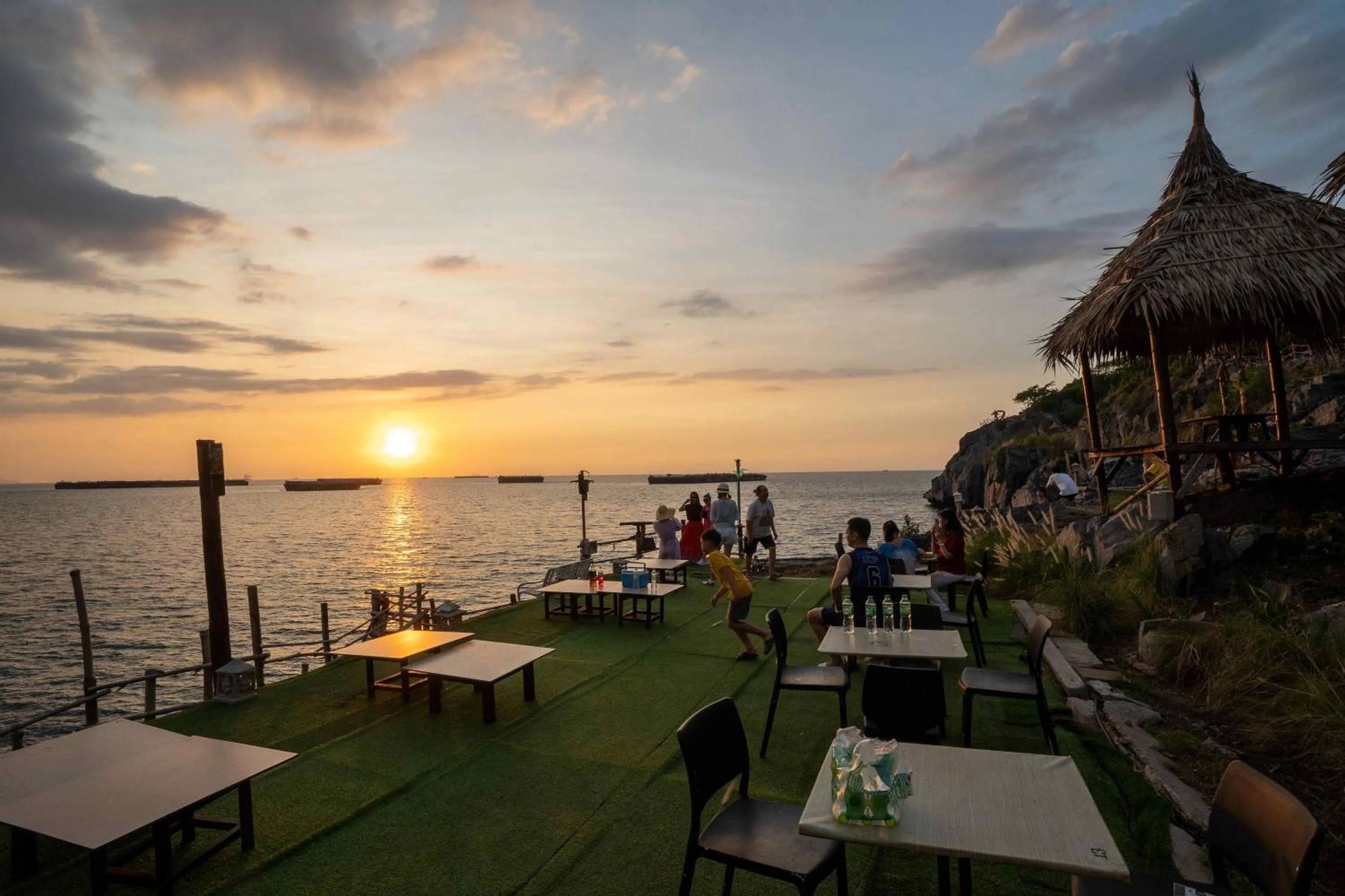 Restaurant/places to eat in Pareehut Resort Koh Sichang