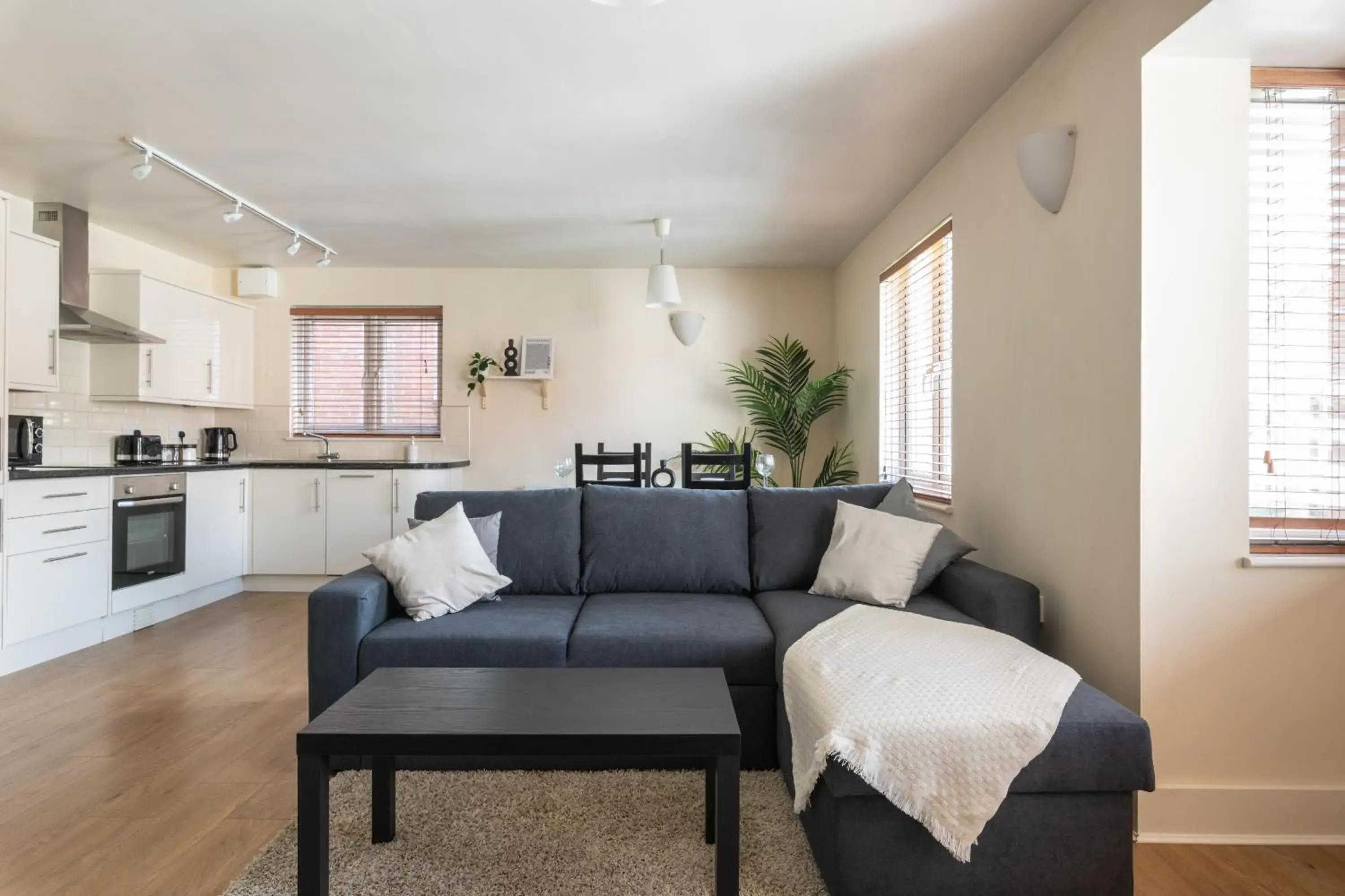 Spacious 2BR Flat - 2 Free Parking Spaces - Near LGW Airport Spacious 2BR Flat - 2 Free Parking Spaces - Near LGW Airport