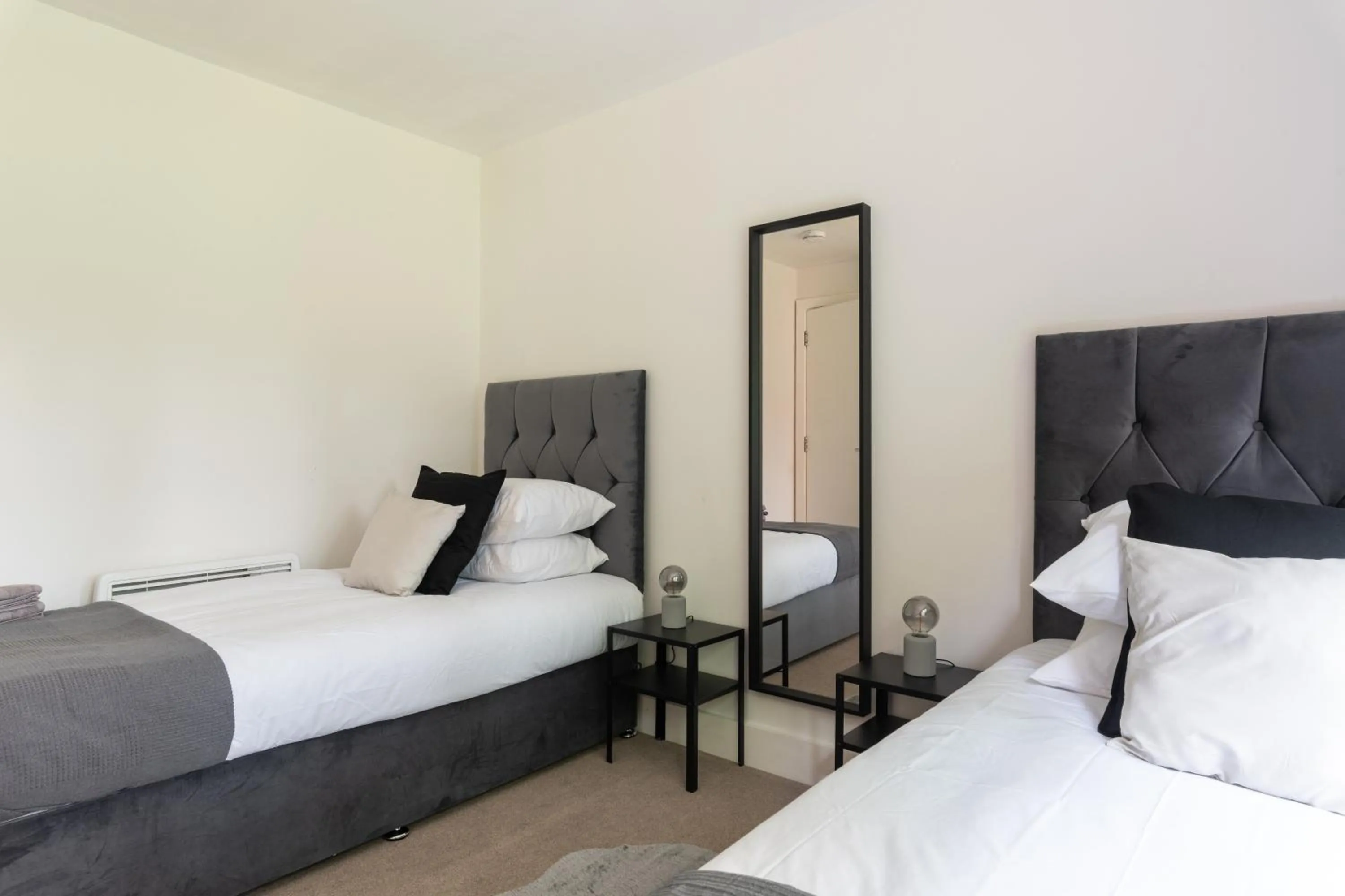 Spacious 2BR Flat - 2 Free Parking Spaces - Near LGW Airport