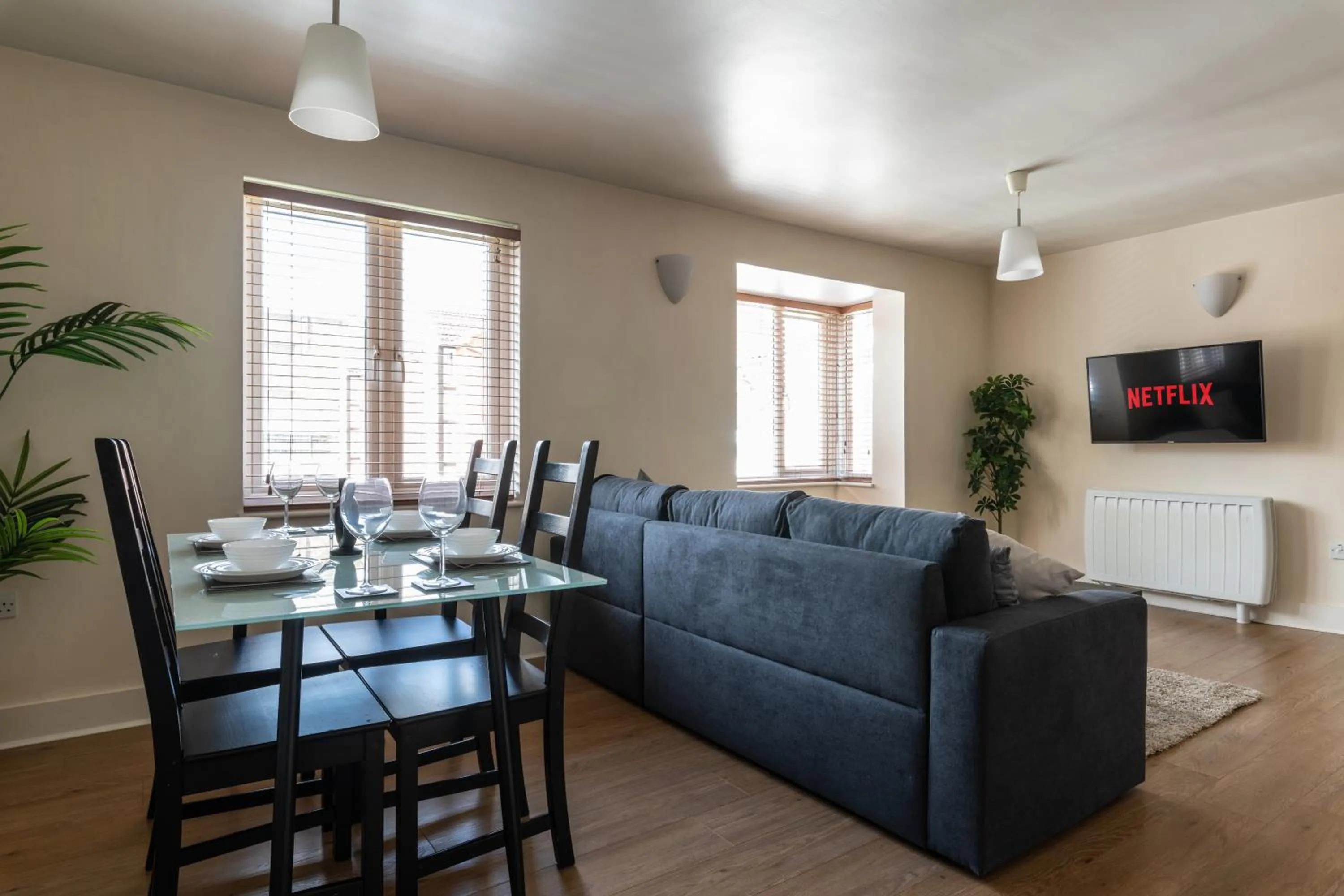Spacious 2BR Flat - 2 Free Parking Spaces - Near LGW Airport