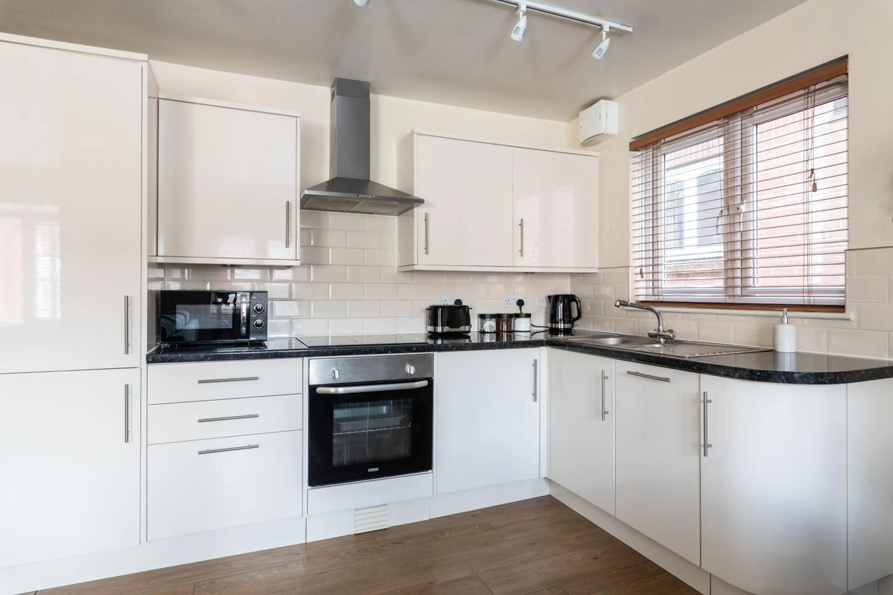 Spacious 2BR Flat - 2 Free Parking Spaces - Near LGW Airport
