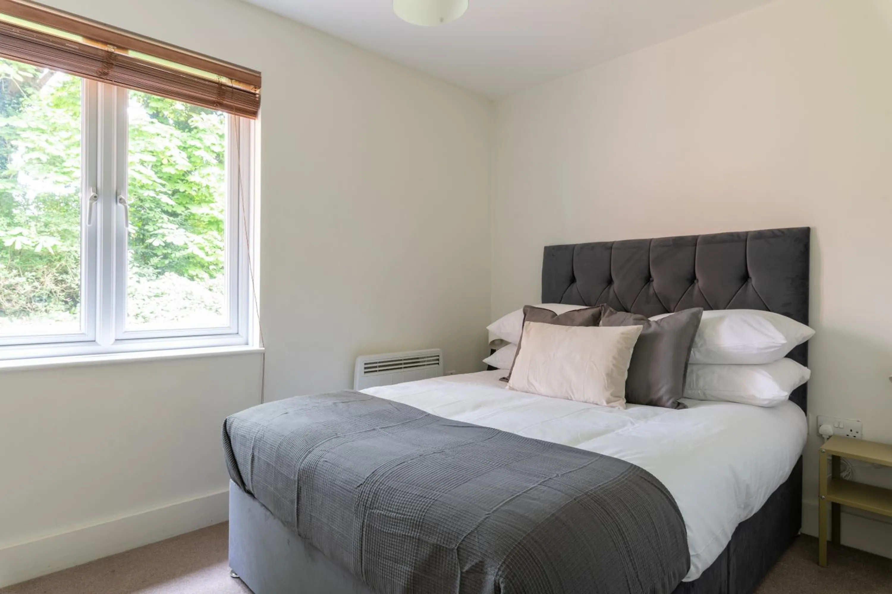 Spacious 2BR Flat - 2 Free Parking Spaces - Near LGW Airport