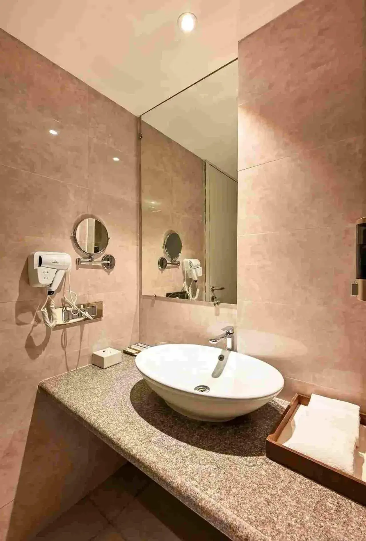 Bathroom in Effotel by Sayaji Sarola Bathroom in Effotel by Sayaji Sarola