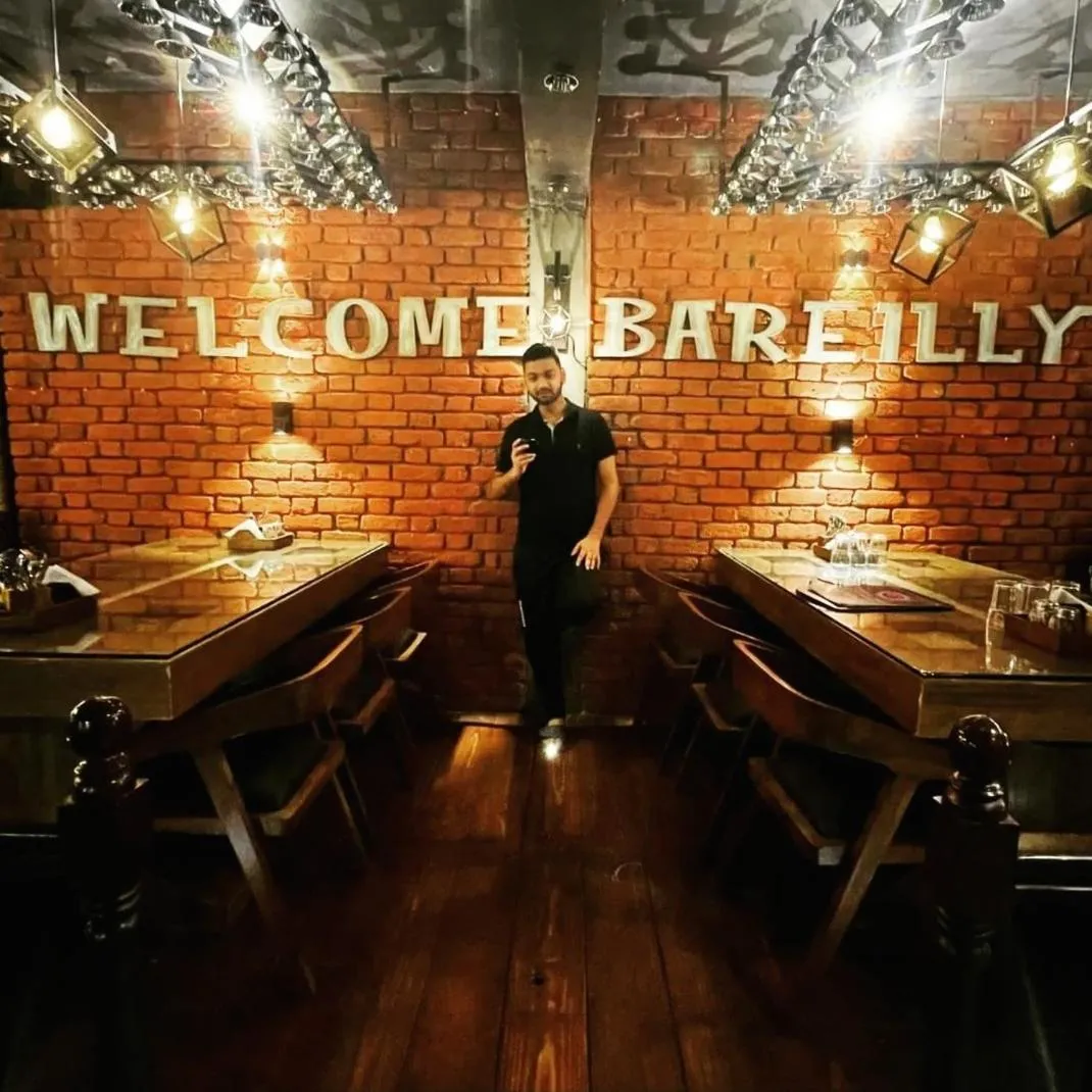 Restaurant/places to eat in Hotel Hirapanna