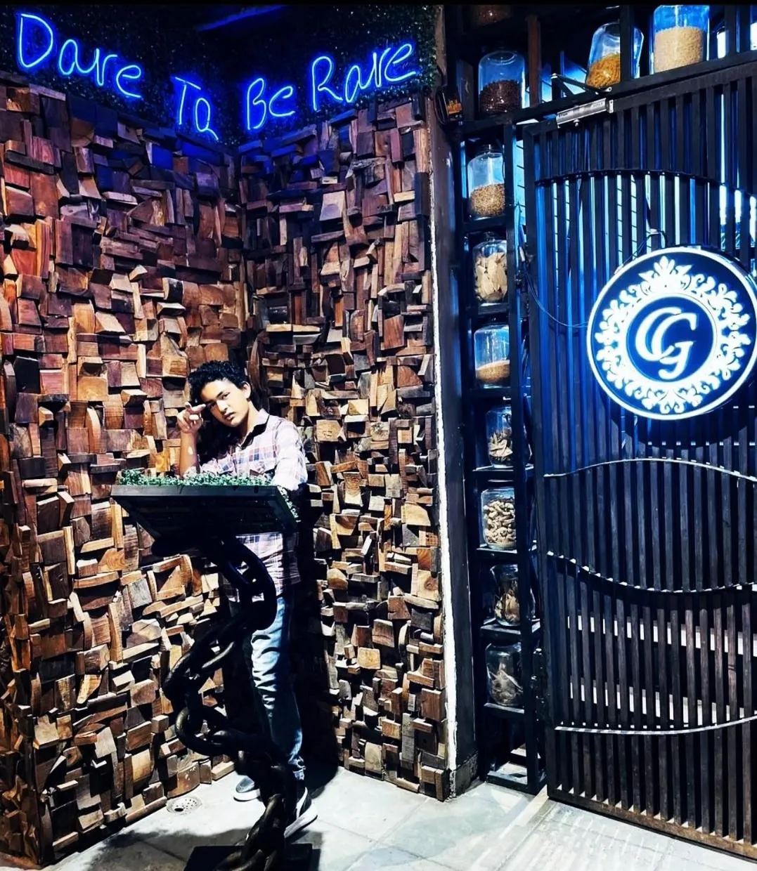 Restaurant/places to eat in Hotel Hirapanna