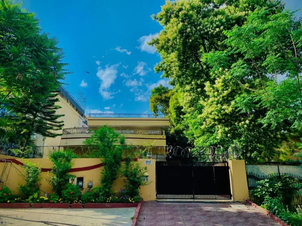 Property building in Executive Royal Garden Property building in Executive Royal Garden