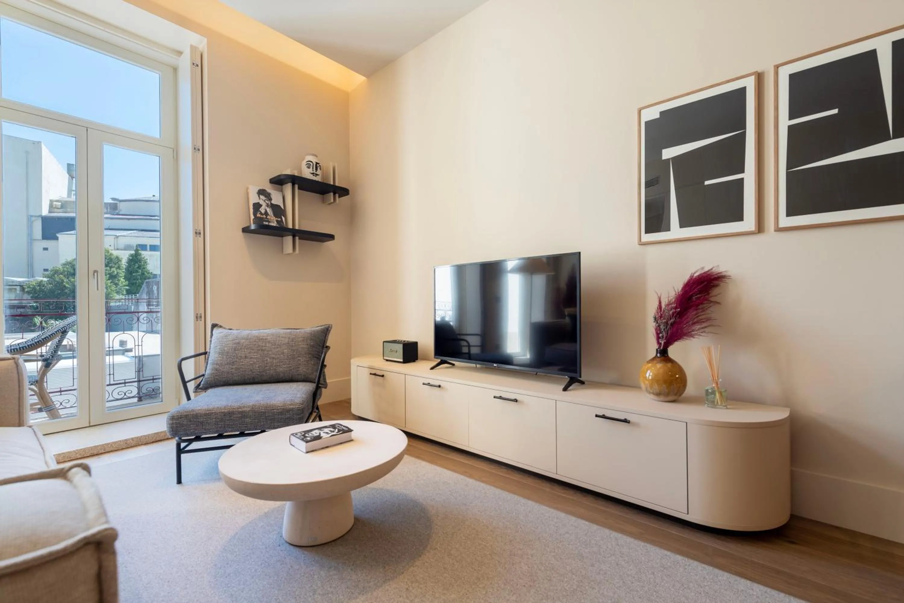 Communal lounge/ TV room in Ando Living - Santa Catarina House