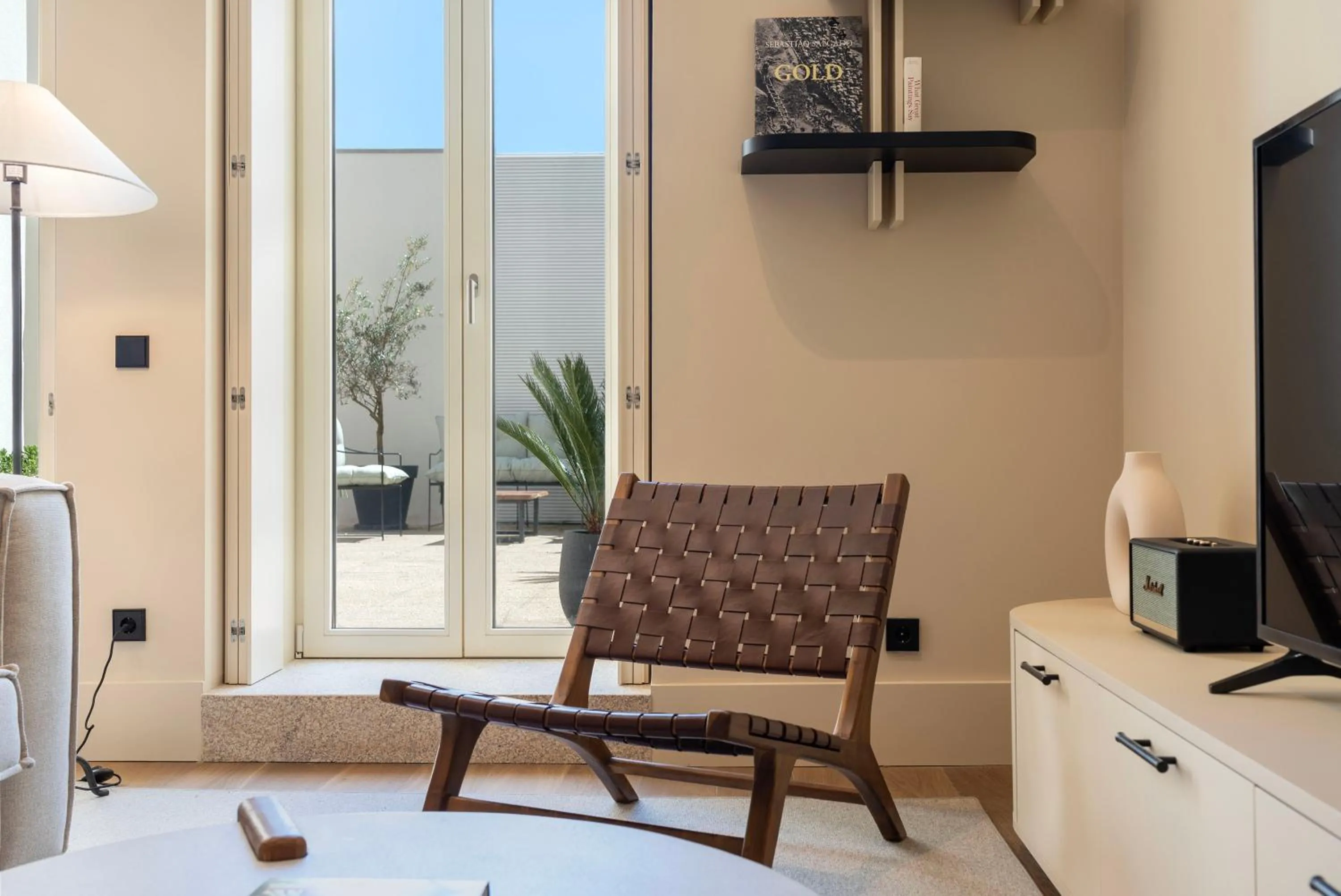 Communal lounge/ TV room in Ando Living - Santa Catarina House