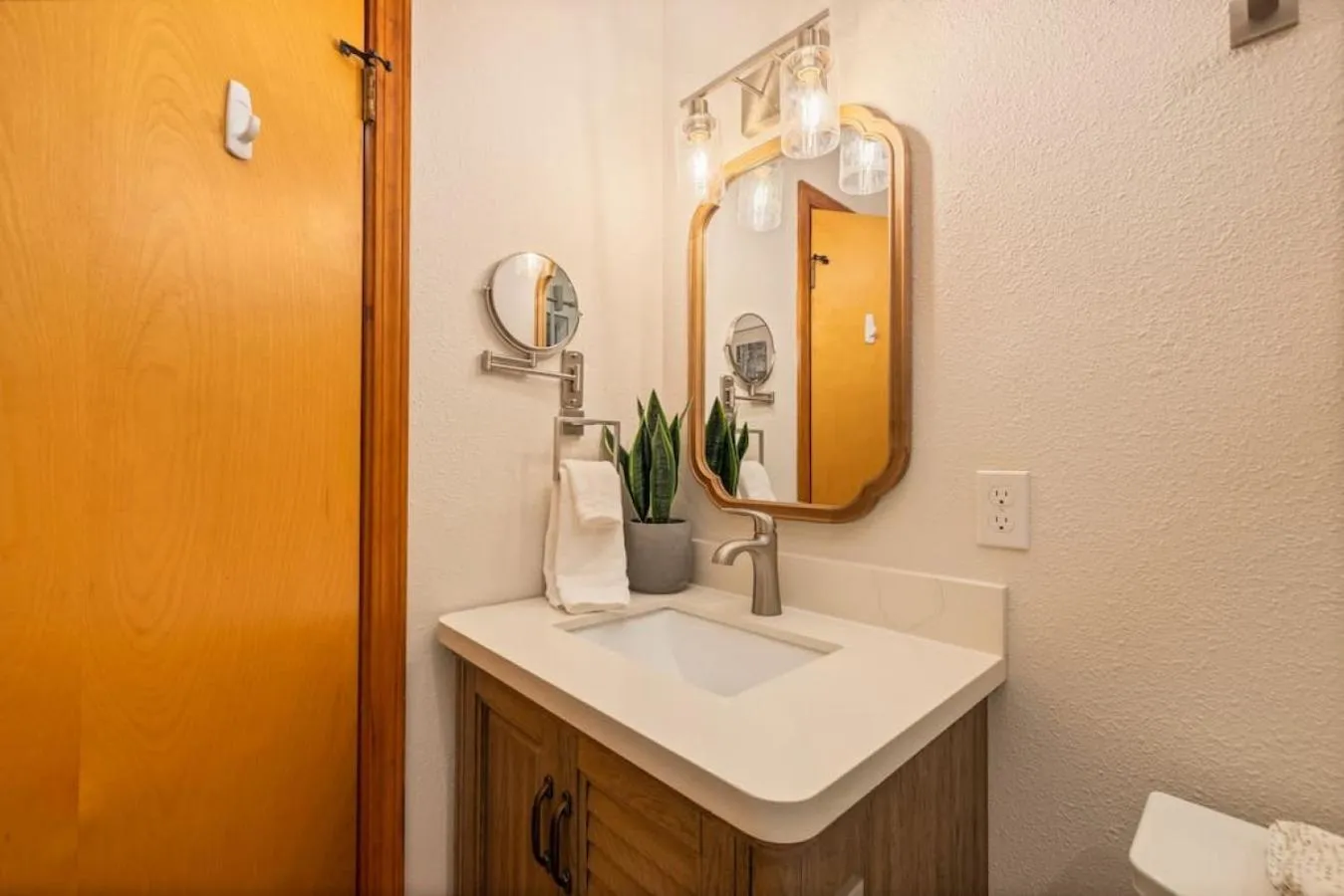 Corlieu Falls Cabin in Sugar Pine 8 miles from Yosemite with Gazebo, Hot tub a shack and Bar top