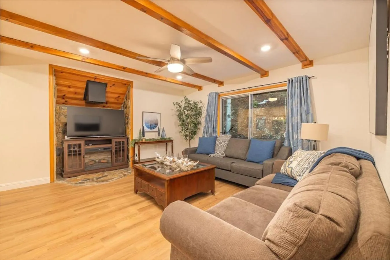 Corlieu Falls Cabin in Sugar Pine 8 miles from Yosemite with Gazebo, Hot tub a shack and Bar top