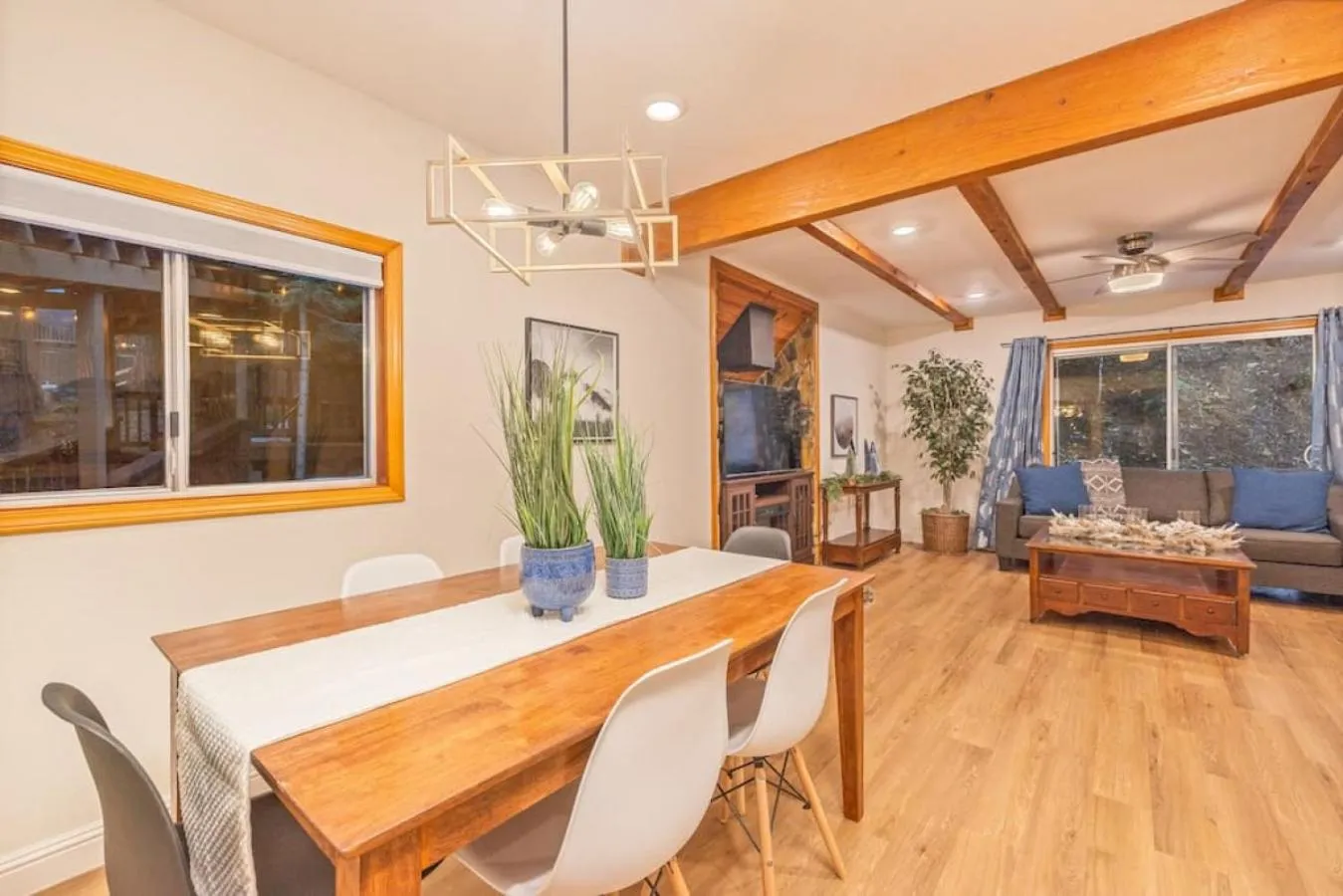 Corlieu Falls Cabin in Sugar Pine 8 miles from Yosemite with Gazebo, Hot tub a shack and Bar top