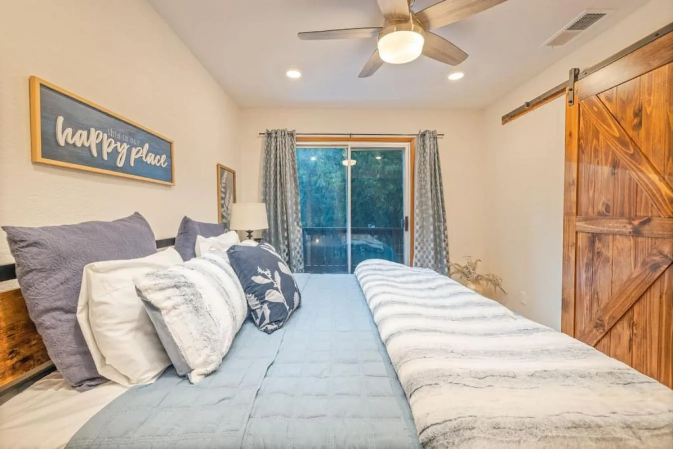 Bed in Corlieu Falls Cabin in Sugar Pine 8 miles from Yosemite with Gazebo, Hot tub a shack and Bar top