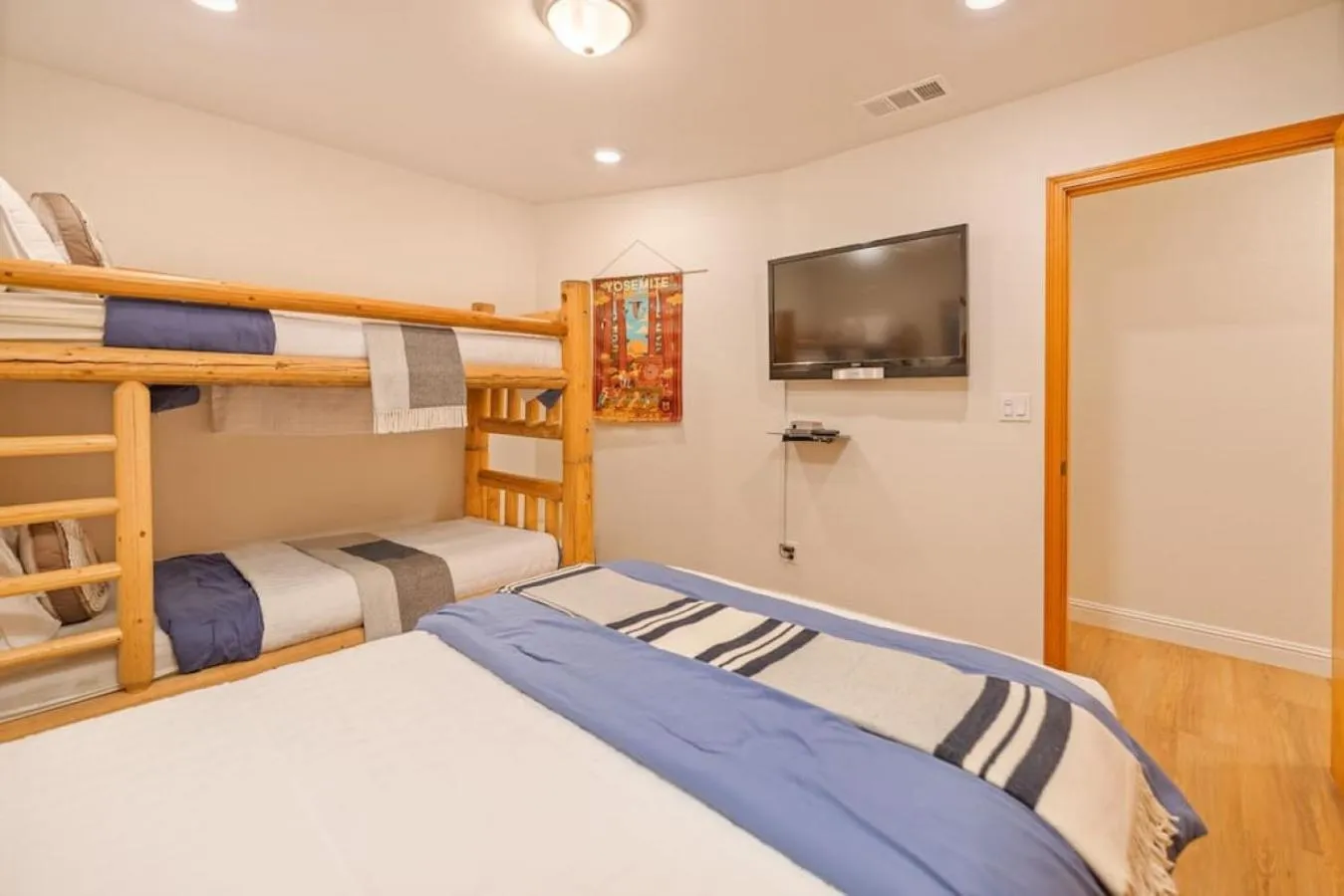 Bed in Corlieu Falls Cabin in Sugar Pine 8 miles from Yosemite with Gazebo, Hot tub a shack and Bar top