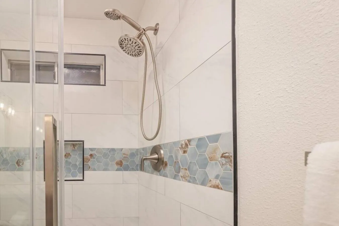 Corlieu Falls Cabin in Sugar Pine 8 miles from Yosemite with Gazebo, Hot tub a shack and Bar top