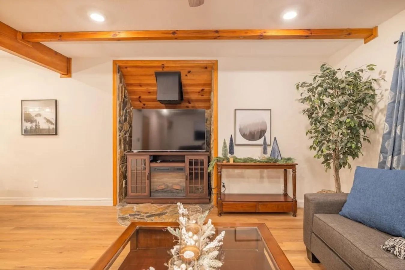 Corlieu Falls Cabin in Sugar Pine 8 miles from Yosemite with Gazebo, Hot tub a shack and Bar top