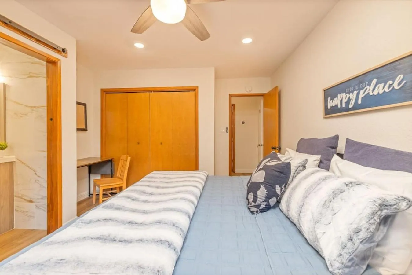 Bed in Corlieu Falls Cabin in Sugar Pine 8 miles from Yosemite with Gazebo, Hot tub a shack and Bar top