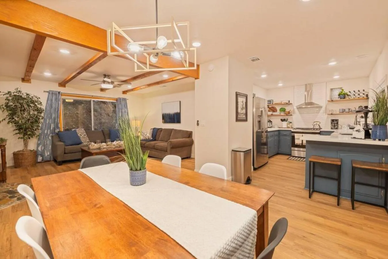 Corlieu Falls Cabin in Sugar Pine 8 miles from Yosemite with Gazebo, Hot tub a shack and Bar top