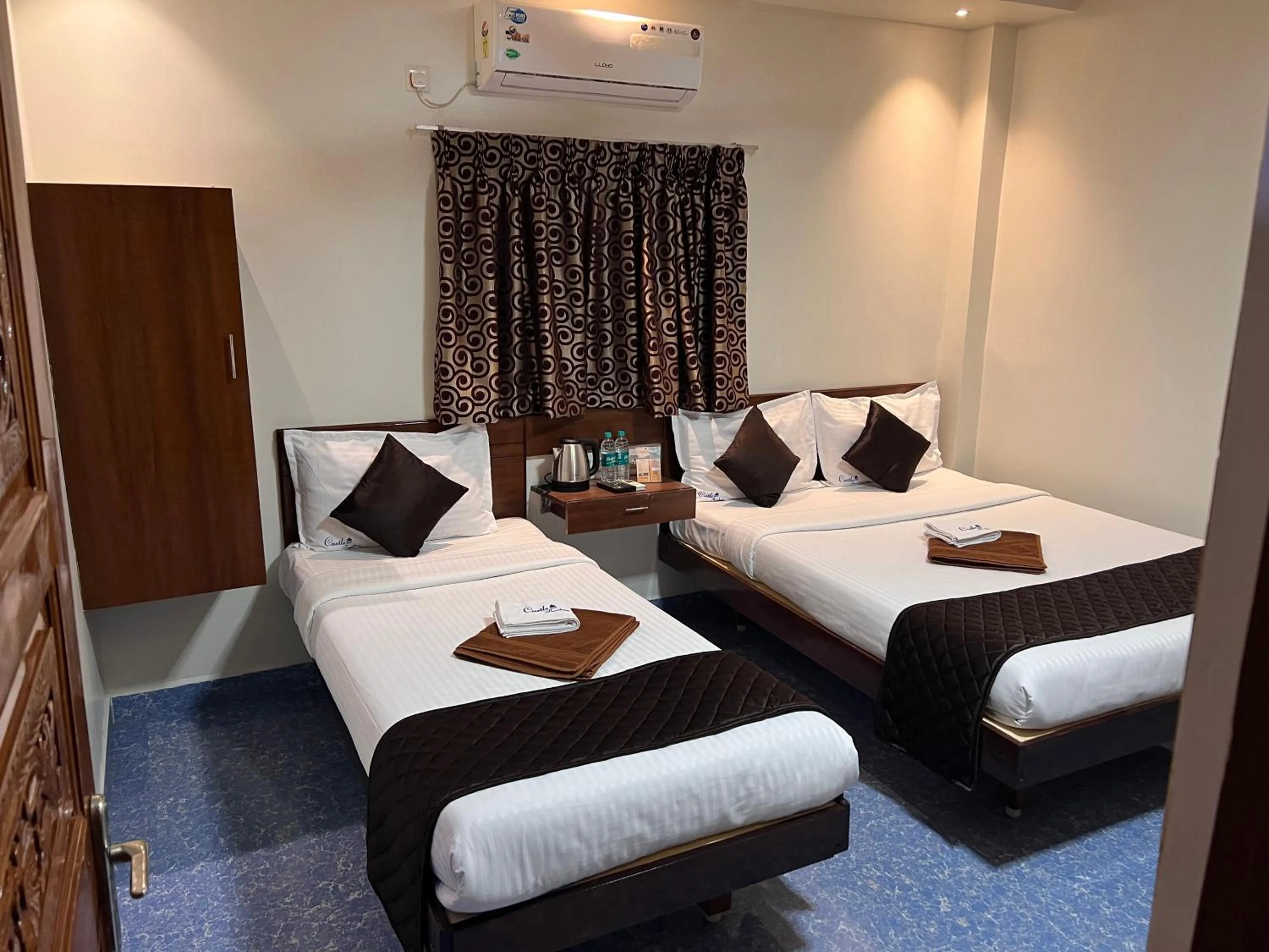 Bed in Castle 360 Residency