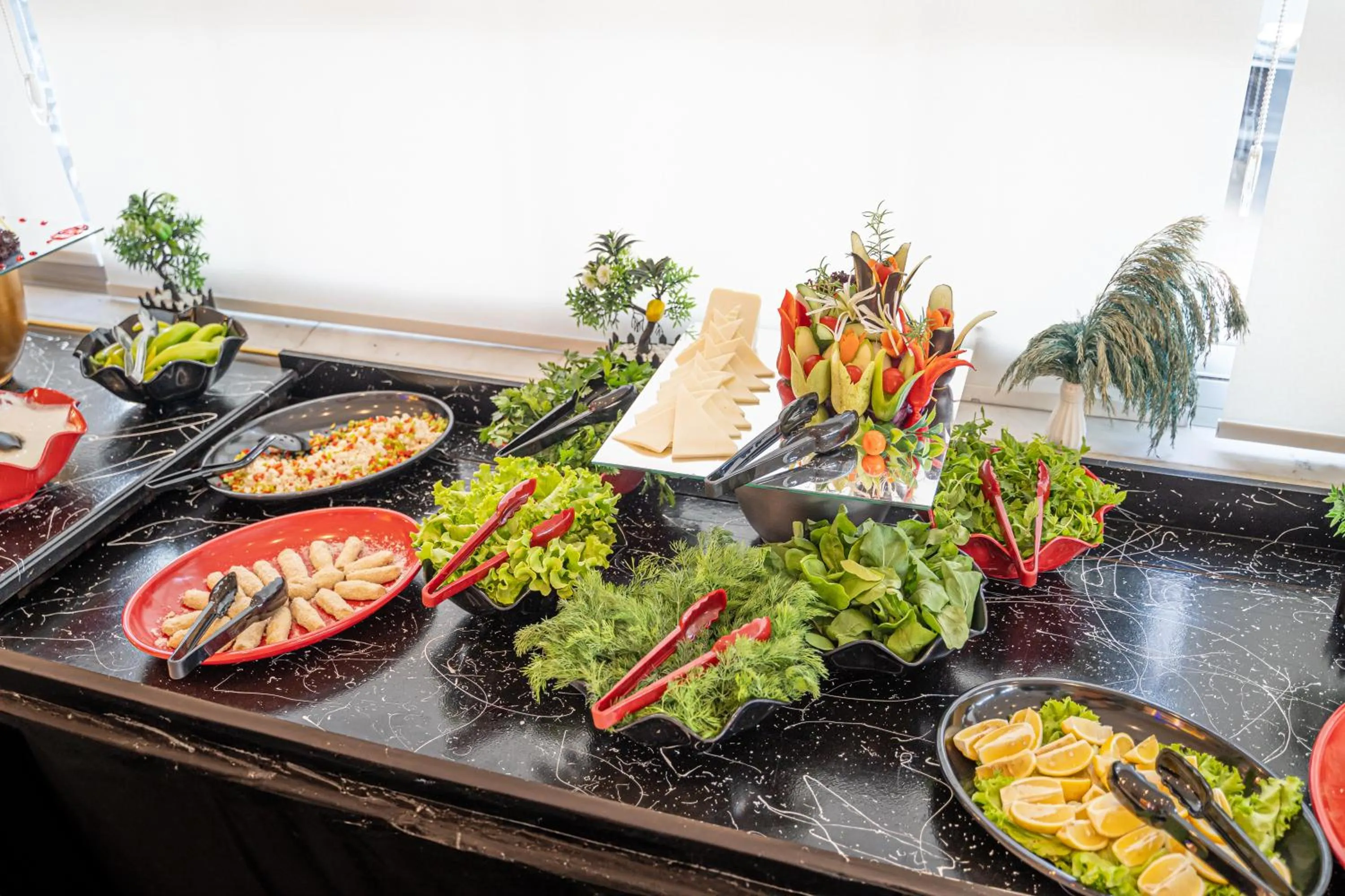 Restaurant/places to eat in Far Life Hotel