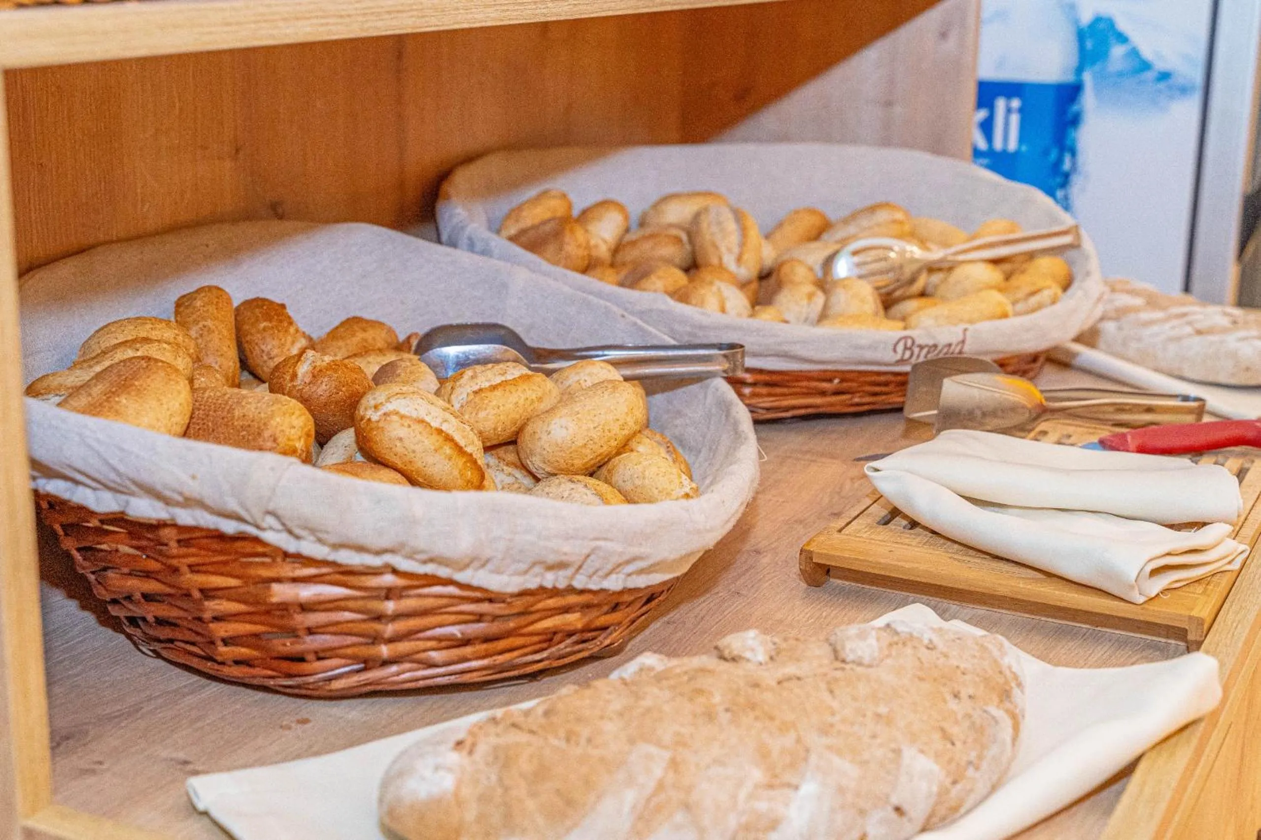 Restaurant/places to eat in Far Life Hotel