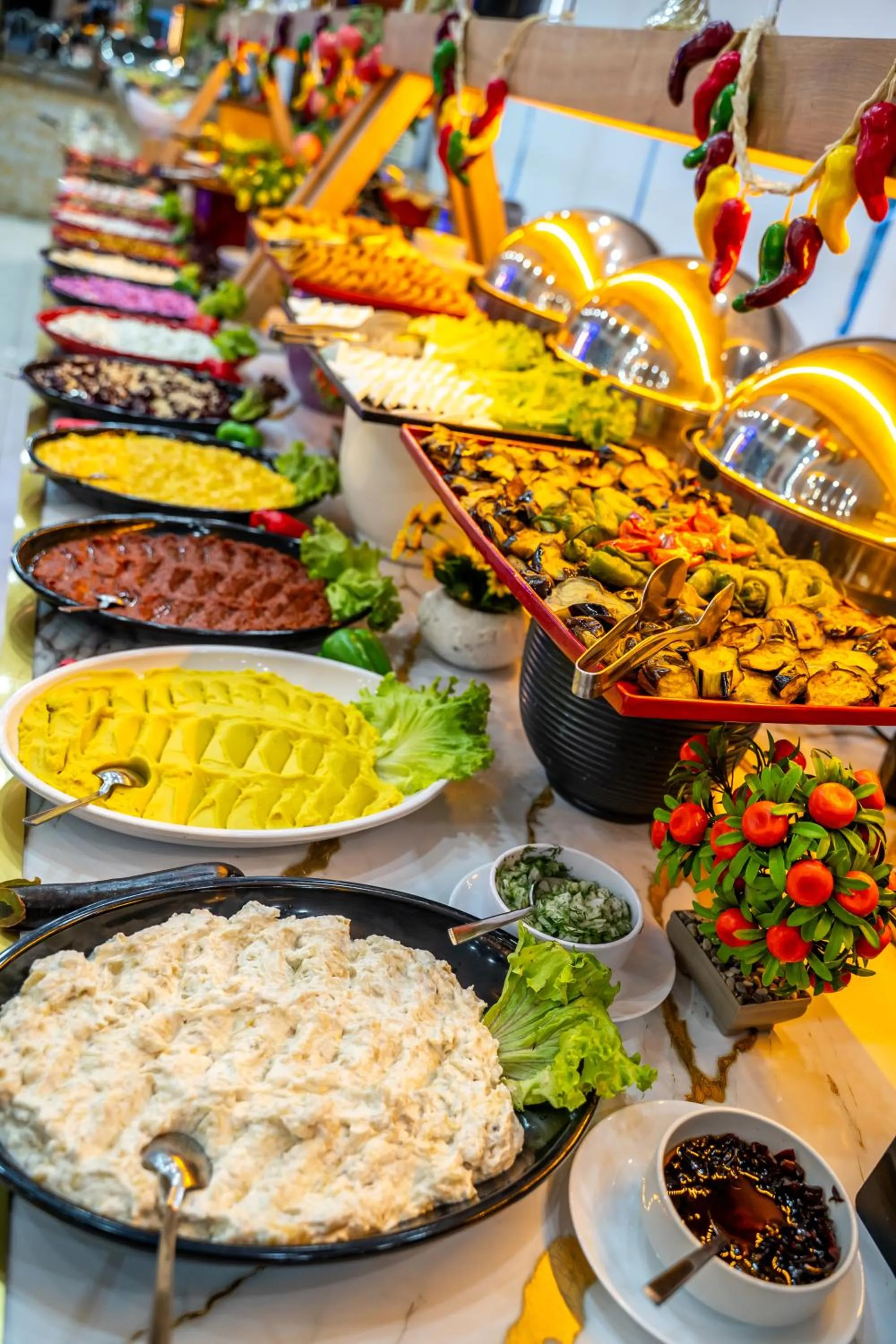 Restaurant/places to eat in Far Life Hotel