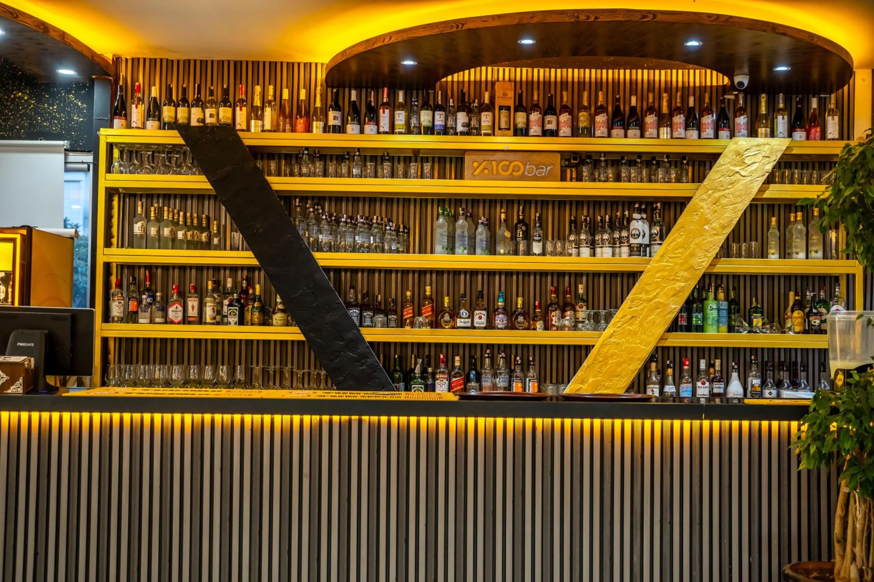 Restaurant/places to eat in Far Life Hotel