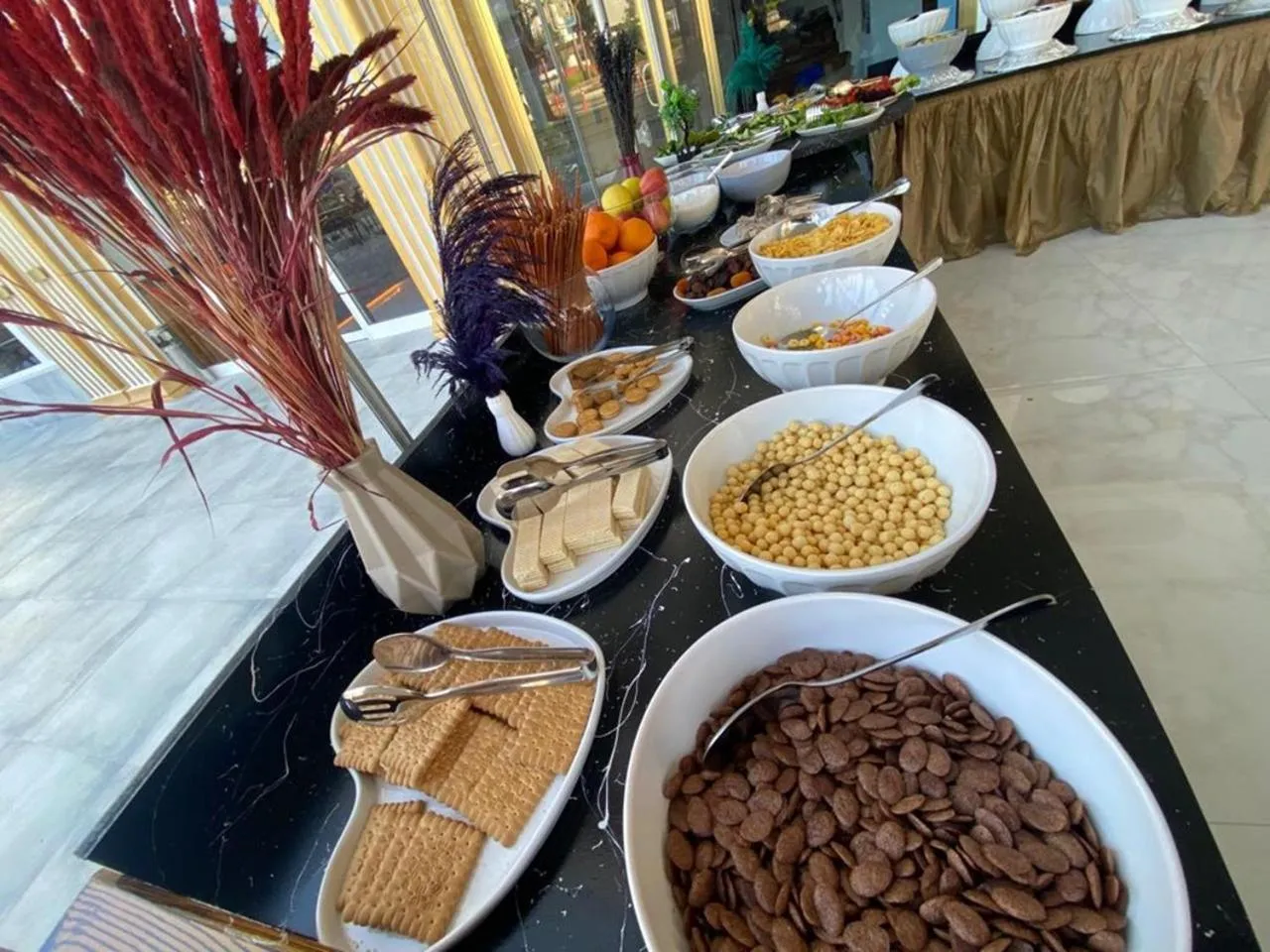 Restaurant/places to eat in Far Life Hotel