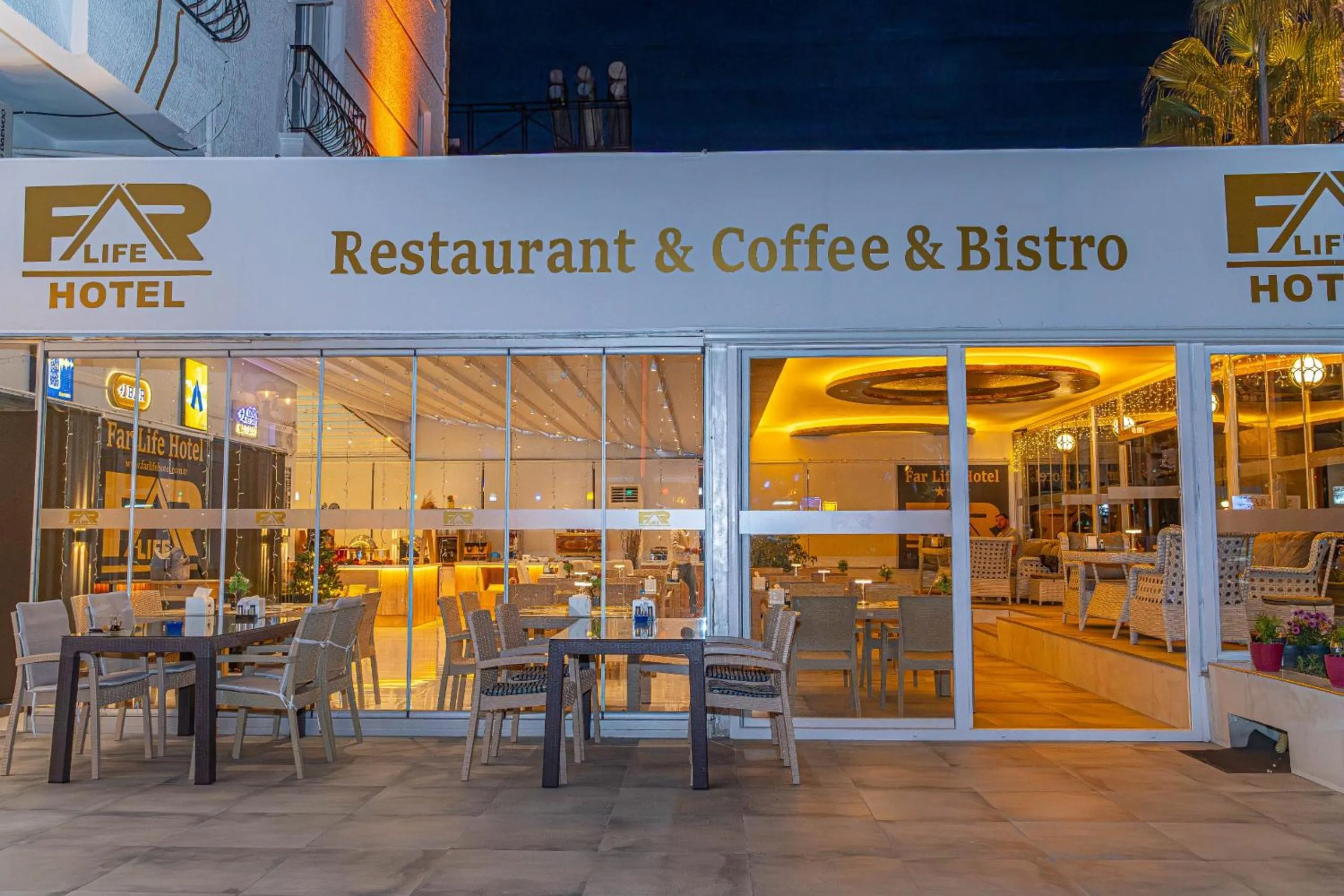 Restaurant/places to eat in Far Life Hotel