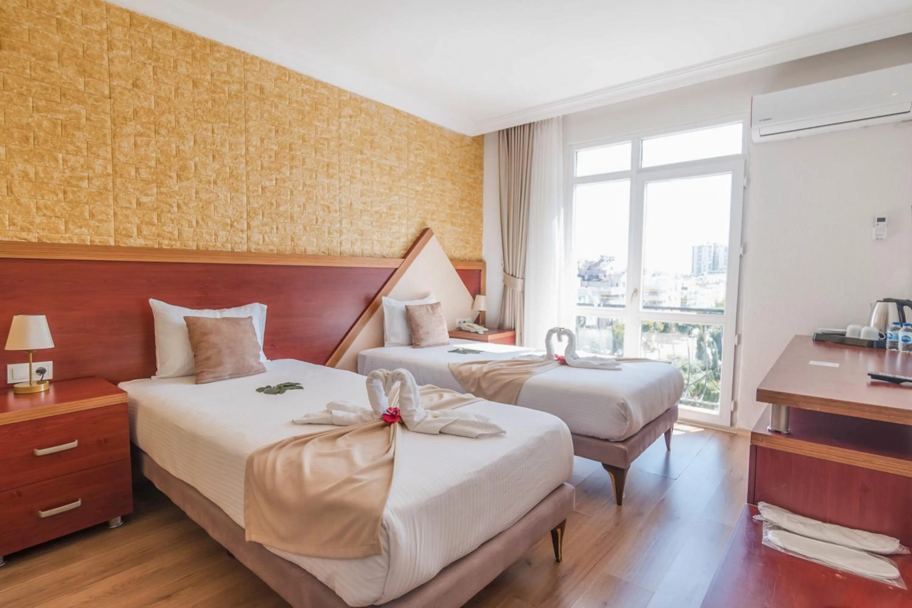 Photo of the whole room, Bed in Far Life Hotel