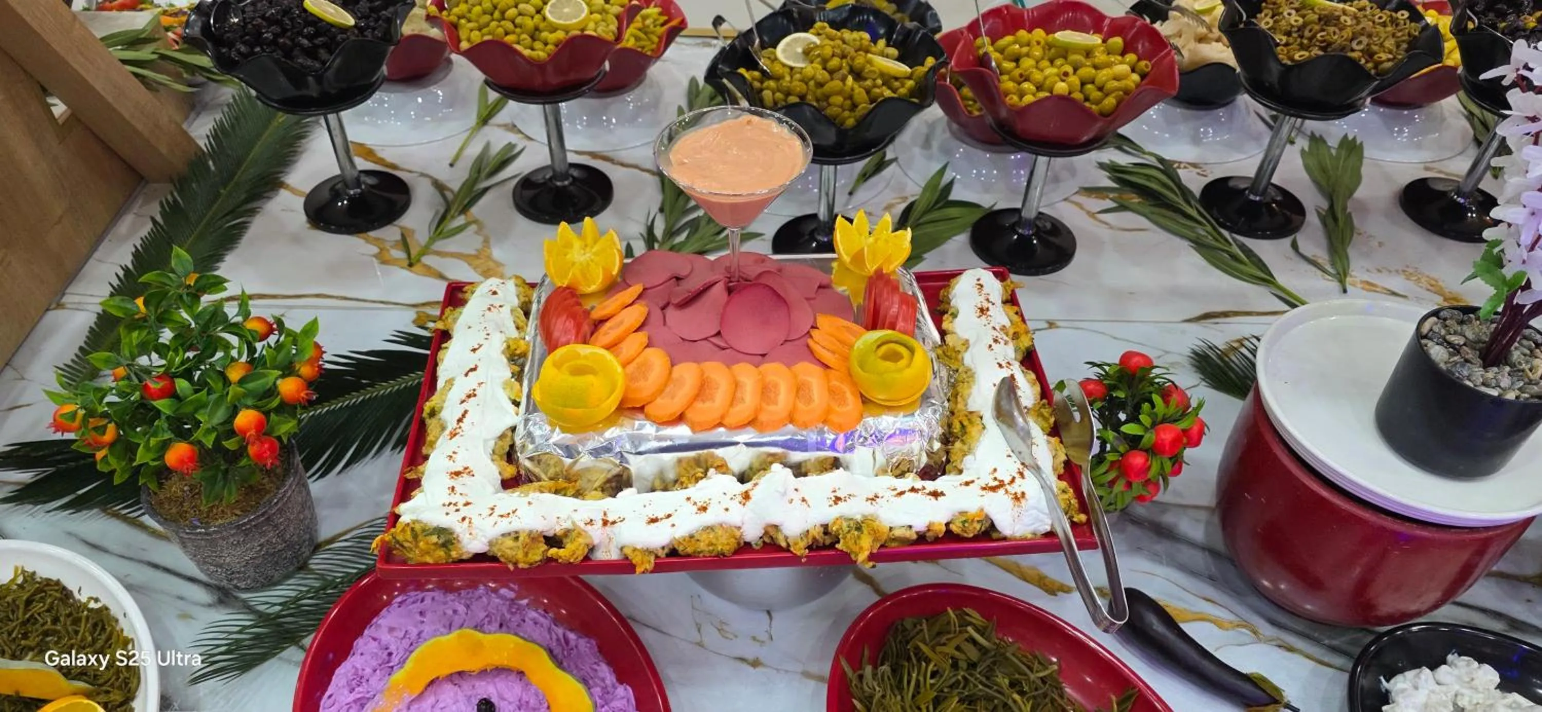 Restaurant/places to eat in Far Life Hotel