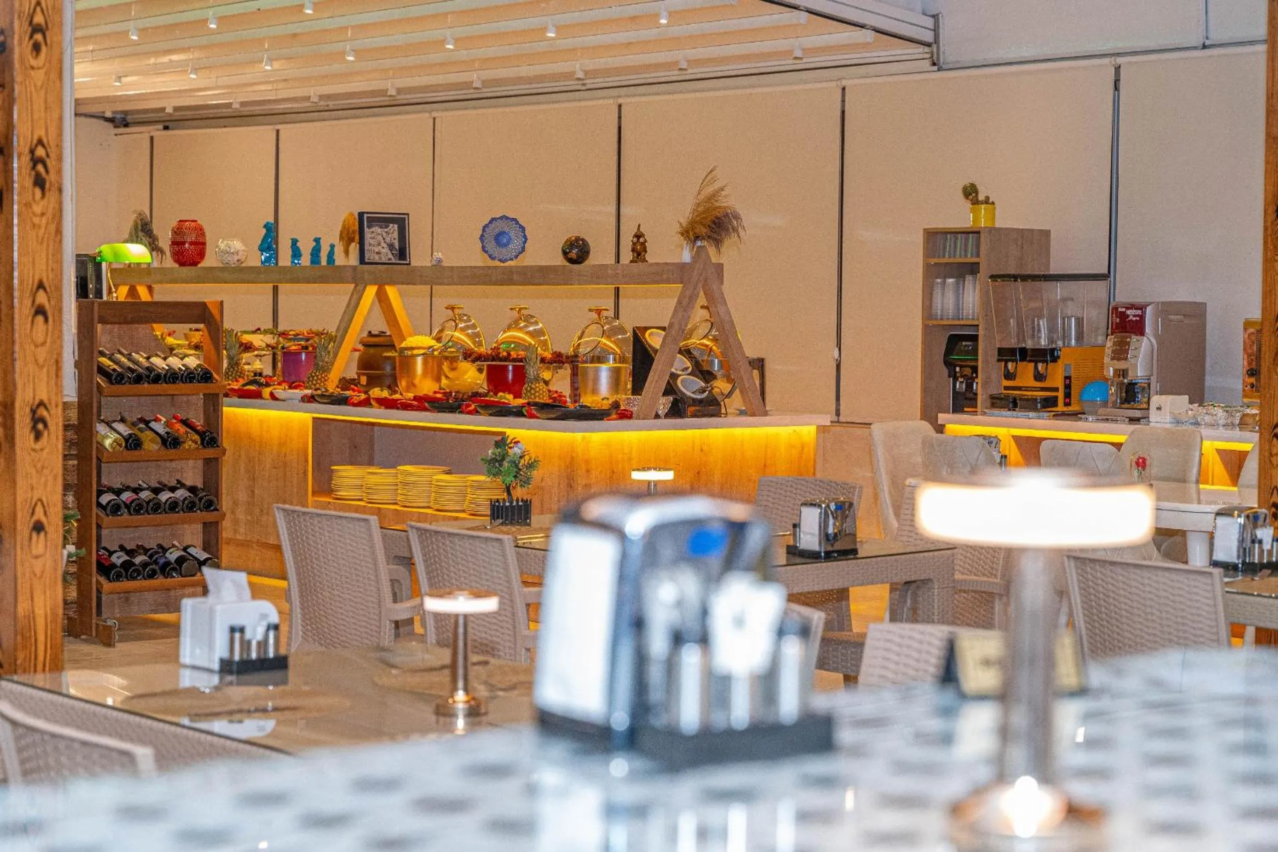 Restaurant/places to eat in Far Life Hotel