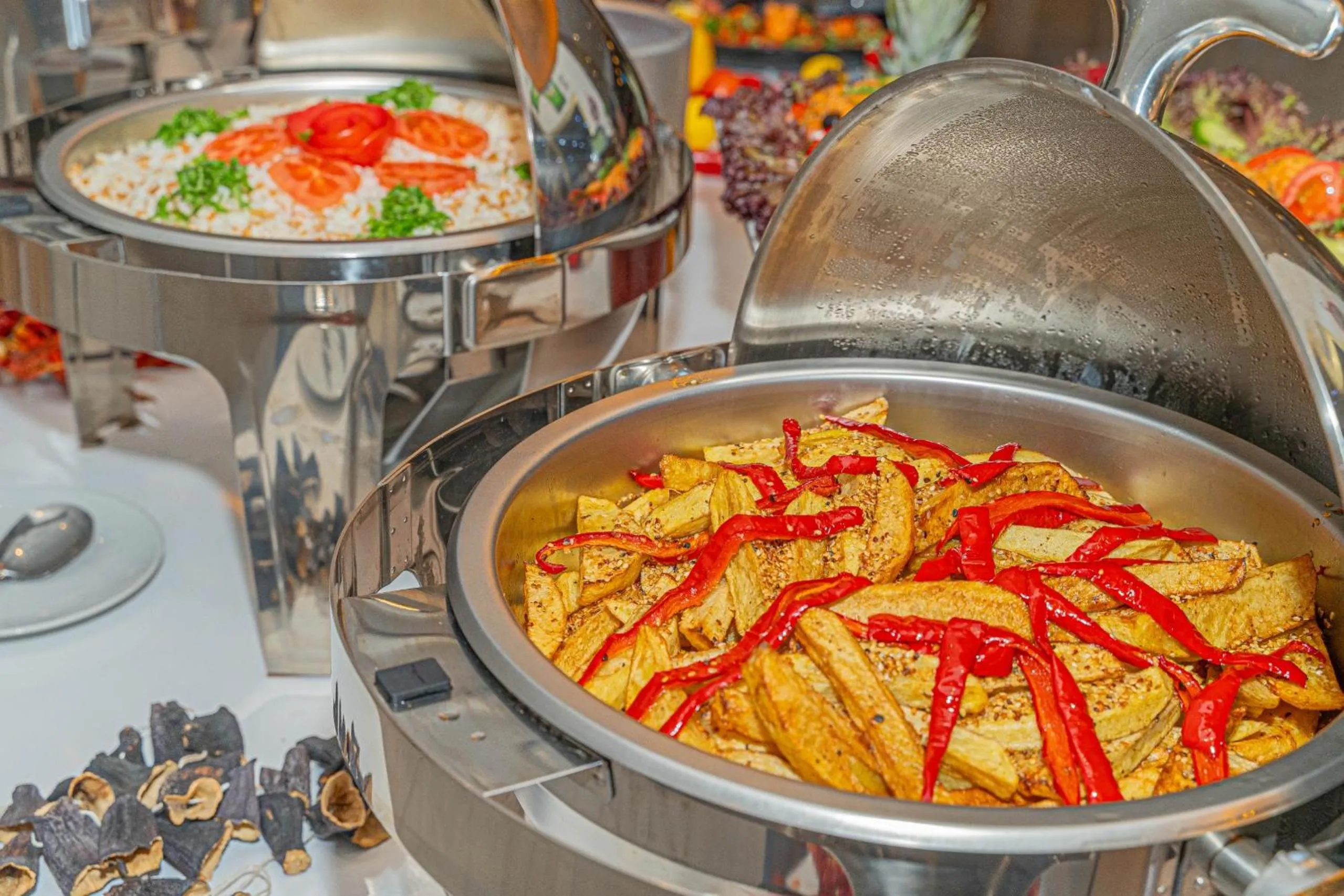 Restaurant/places to eat in Far Life Hotel