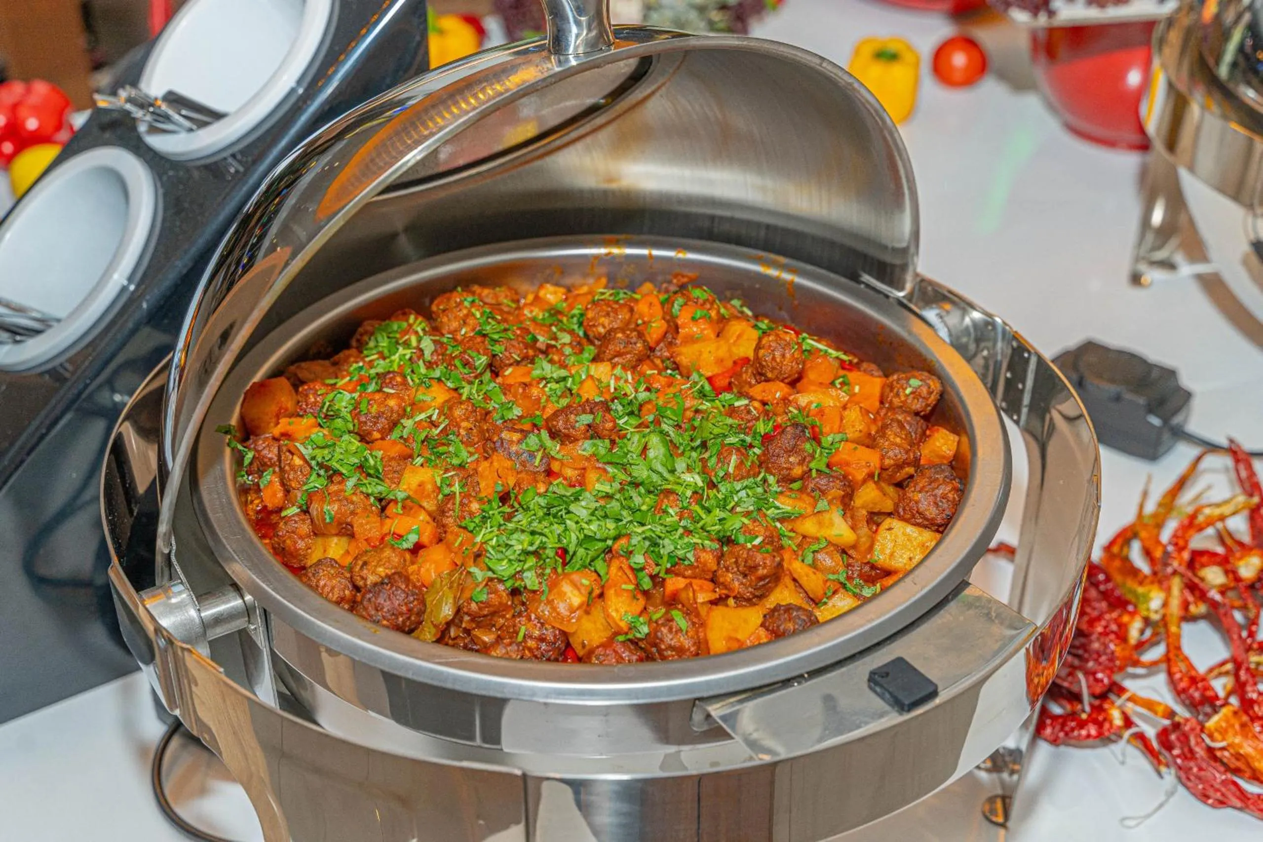 Restaurant/places to eat in Far Life Hotel