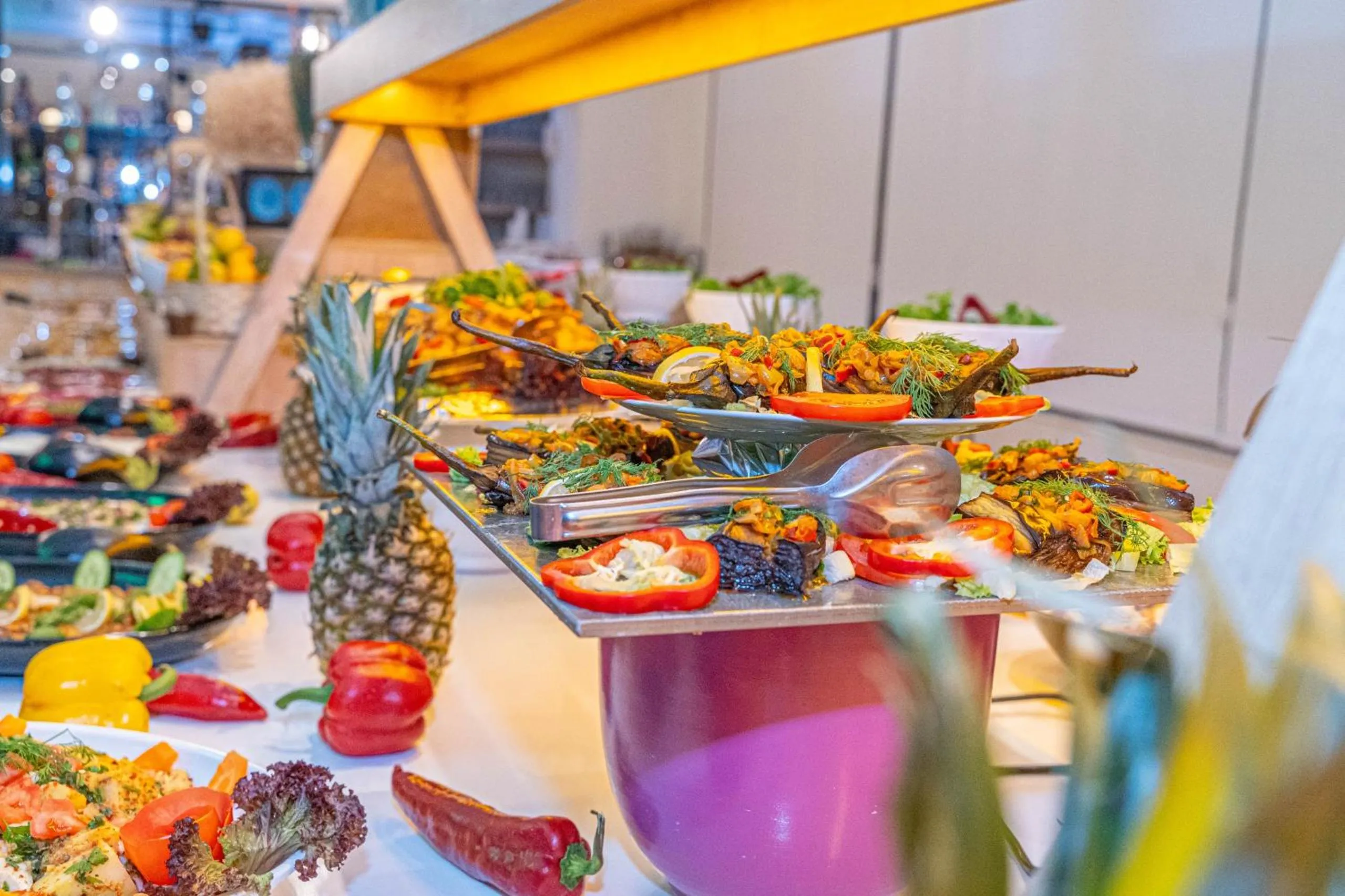 Restaurant/places to eat in Far Life Hotel