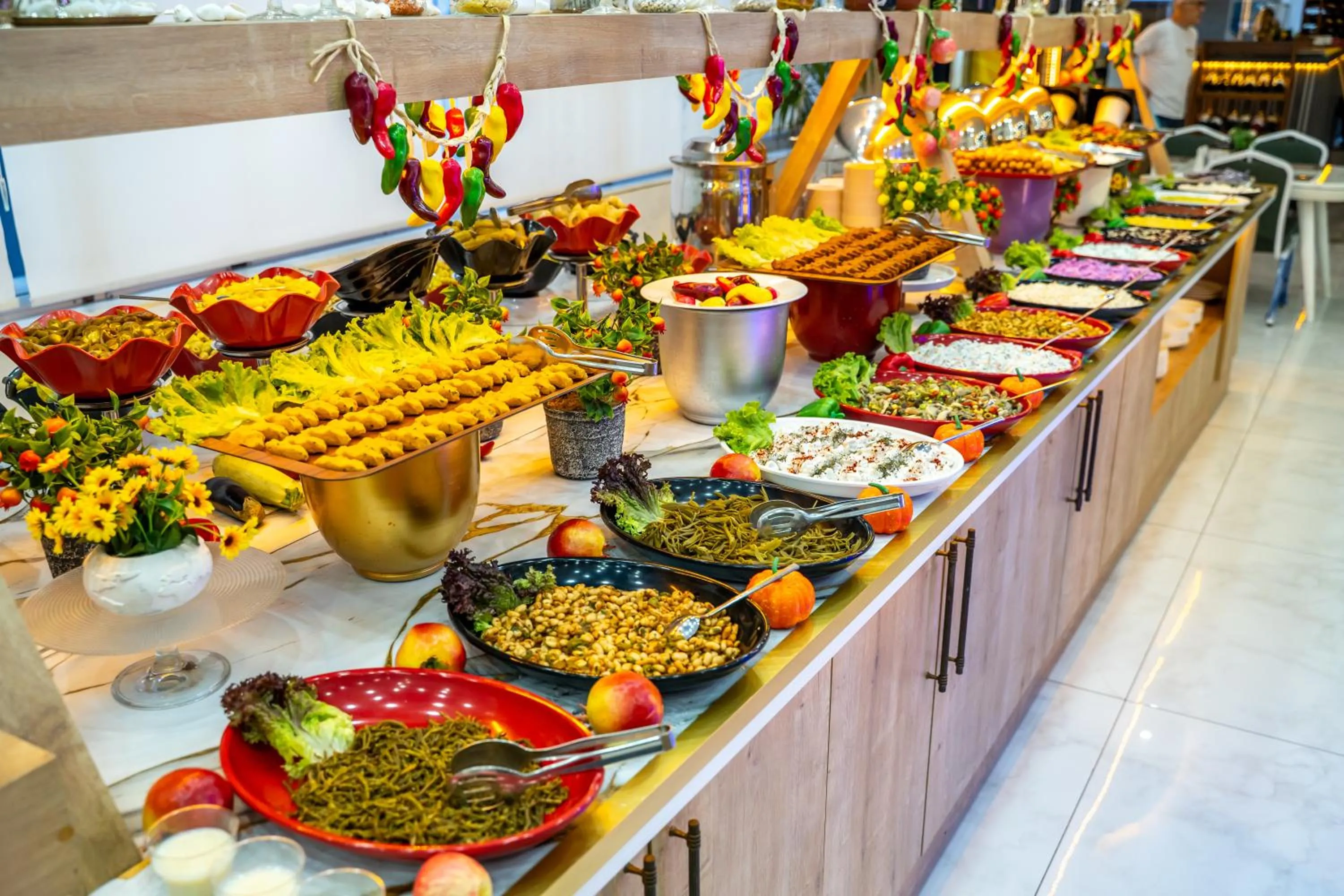 Restaurant/places to eat in Far Life Hotel