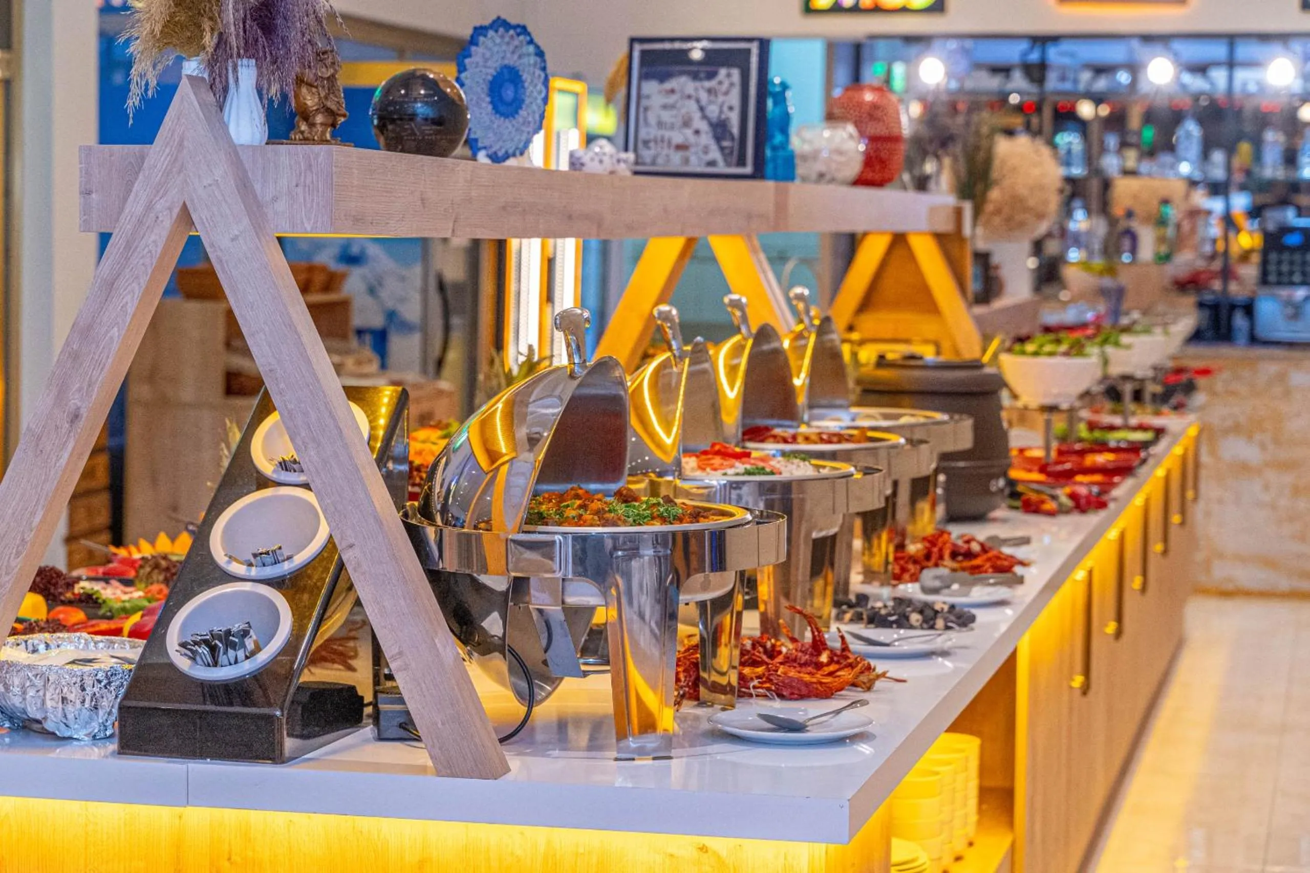 Restaurant/places to eat in Far Life Hotel