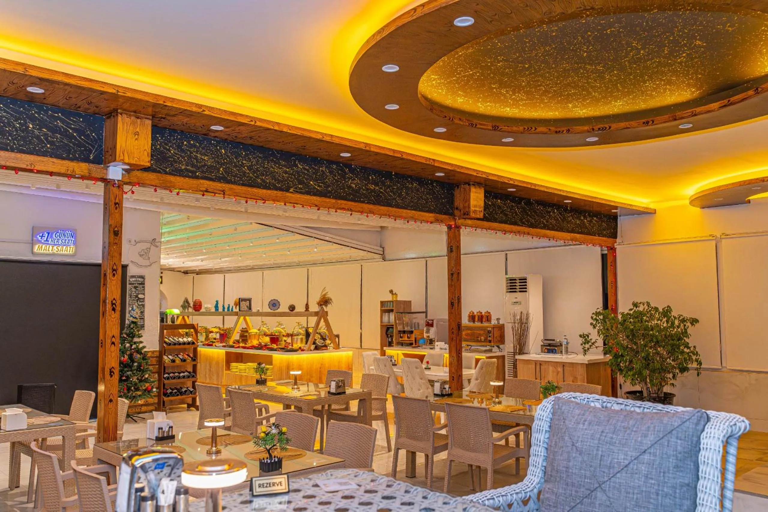 Restaurant/places to eat in Far Life Hotel