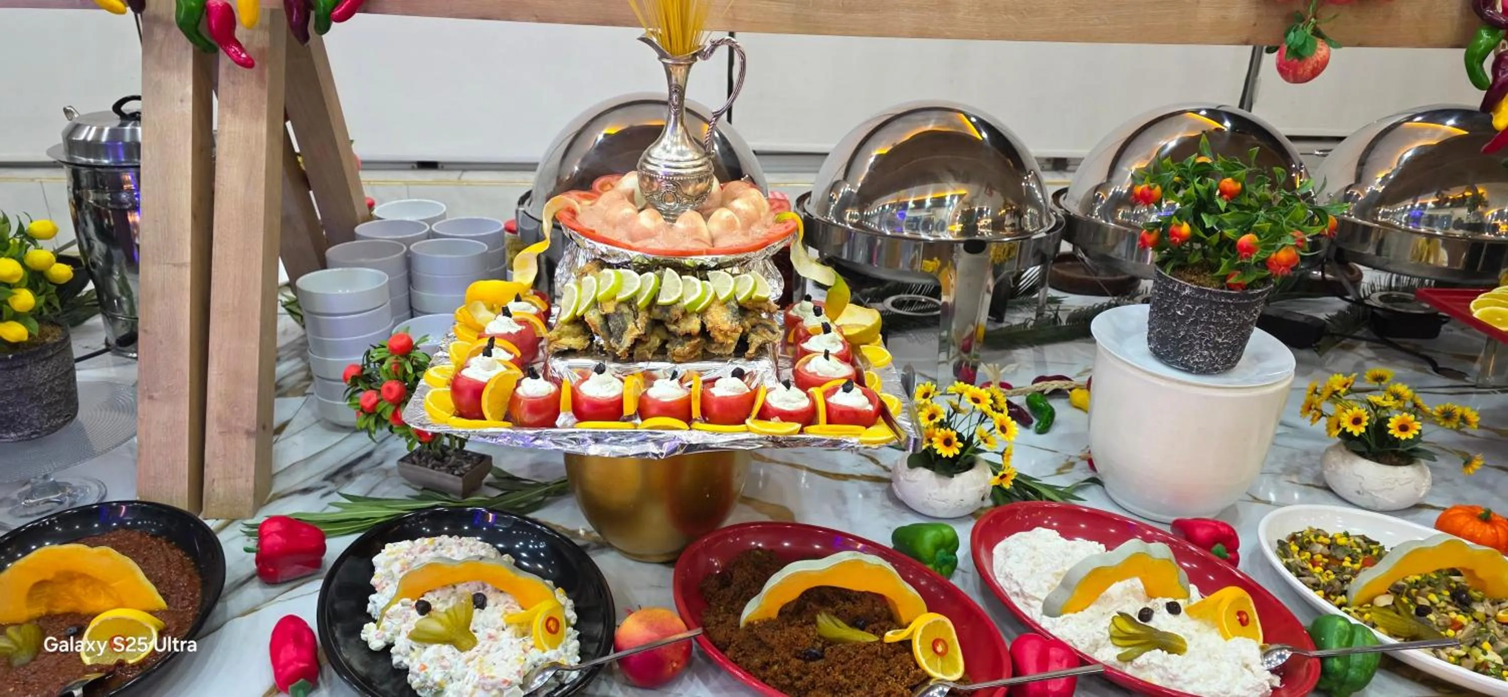 Restaurant/places to eat in Far Life Hotel