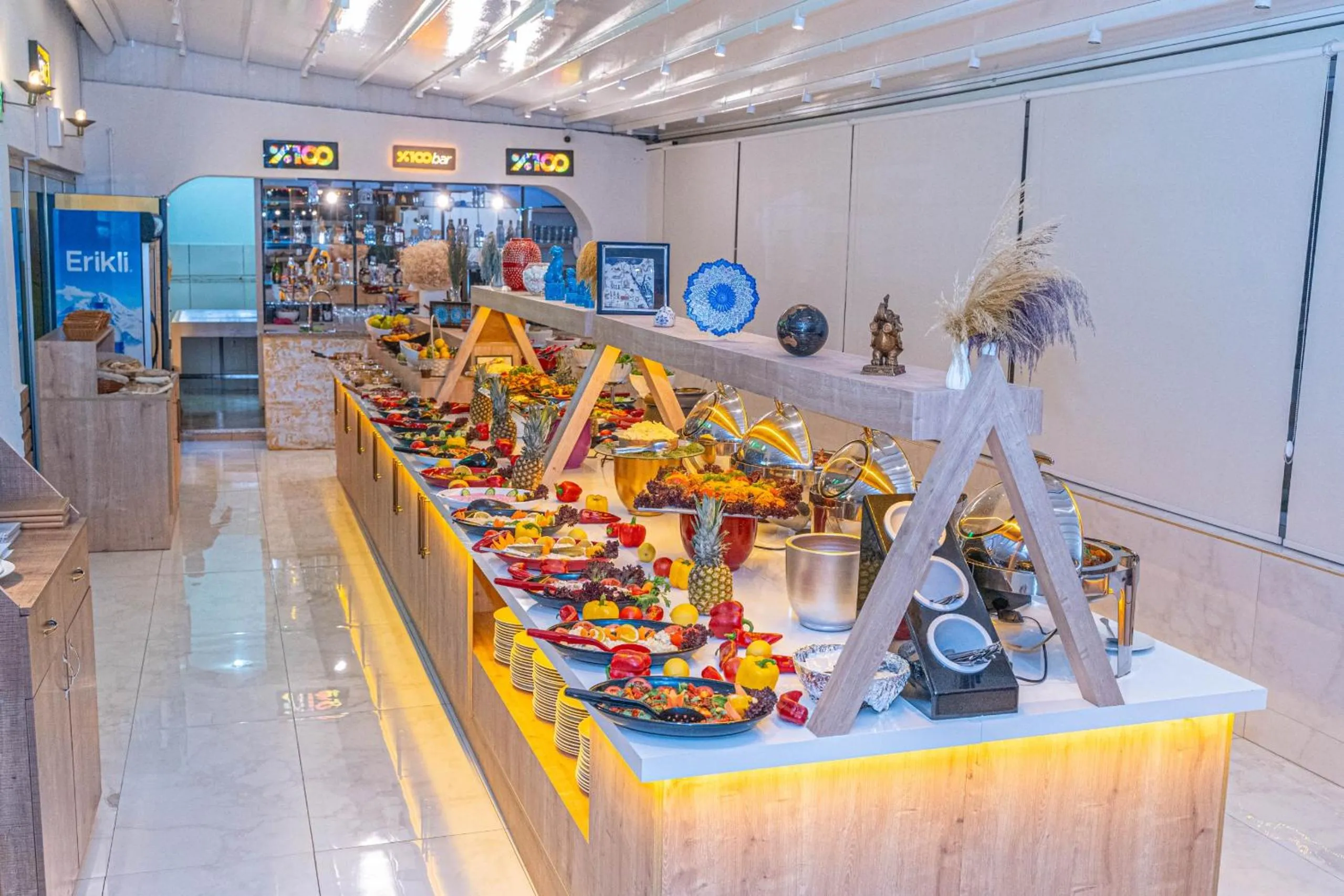 Restaurant/places to eat in Far Life Hotel