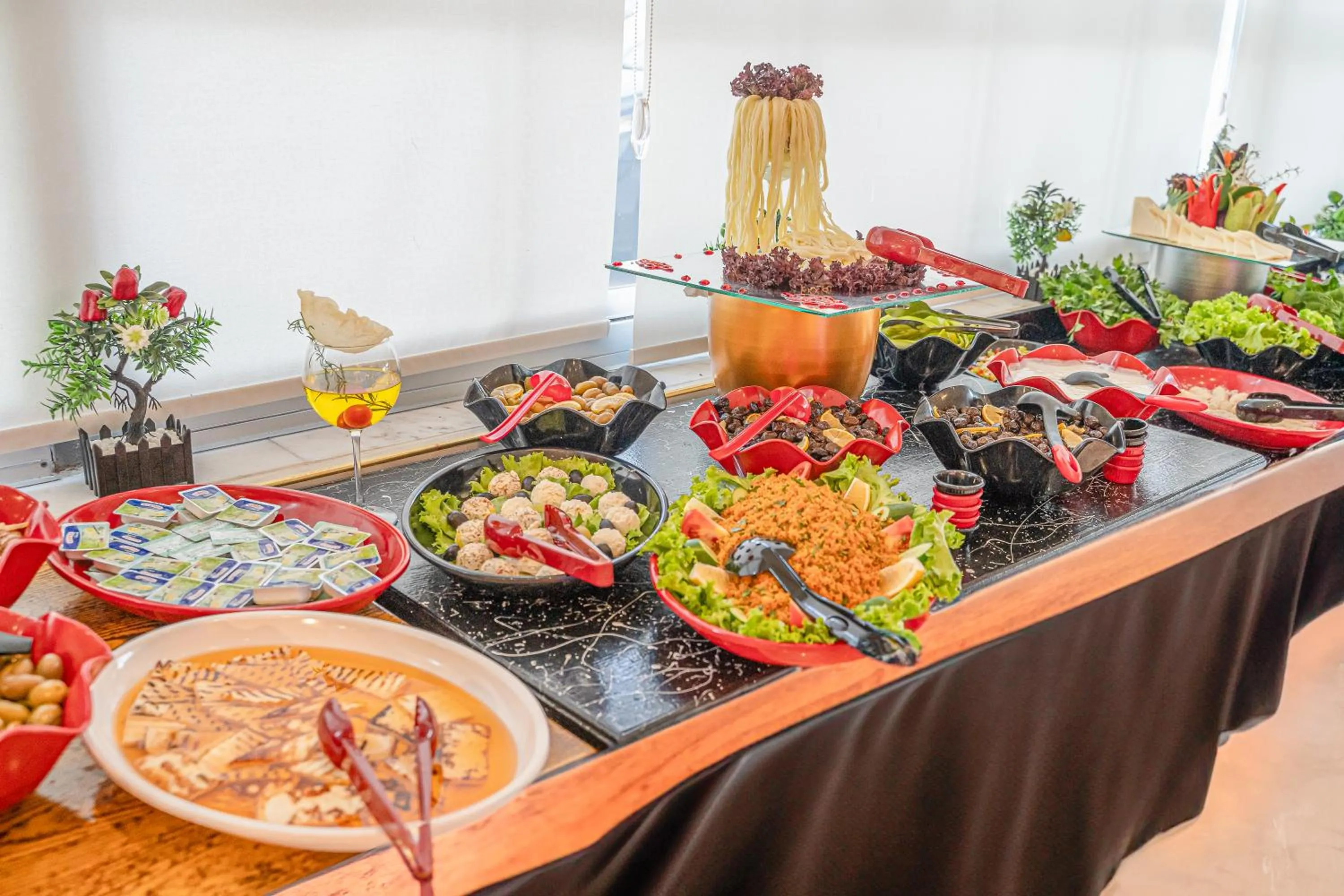 Restaurant/places to eat in Far Life Hotel