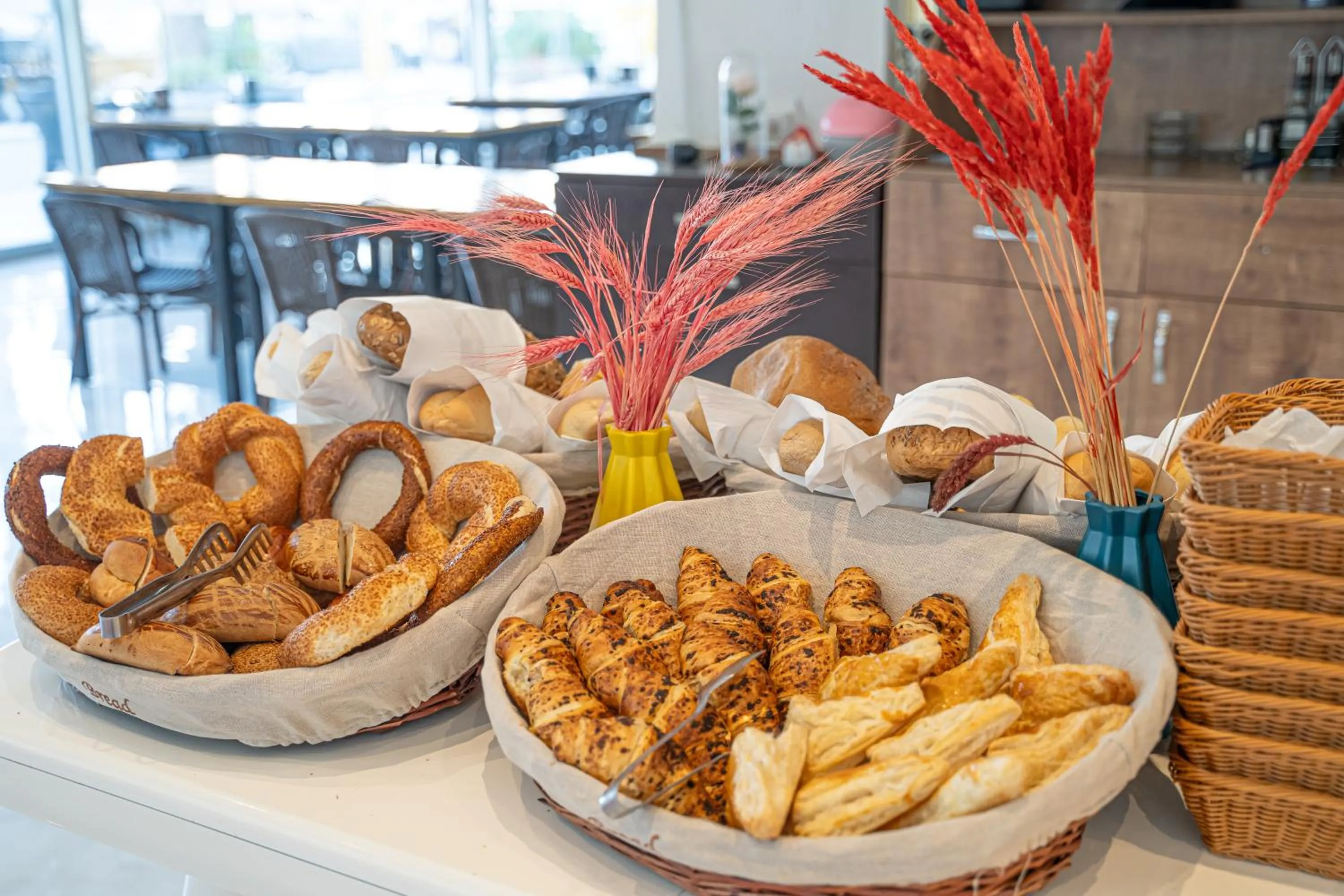 Restaurant/places to eat in Far Life Hotel