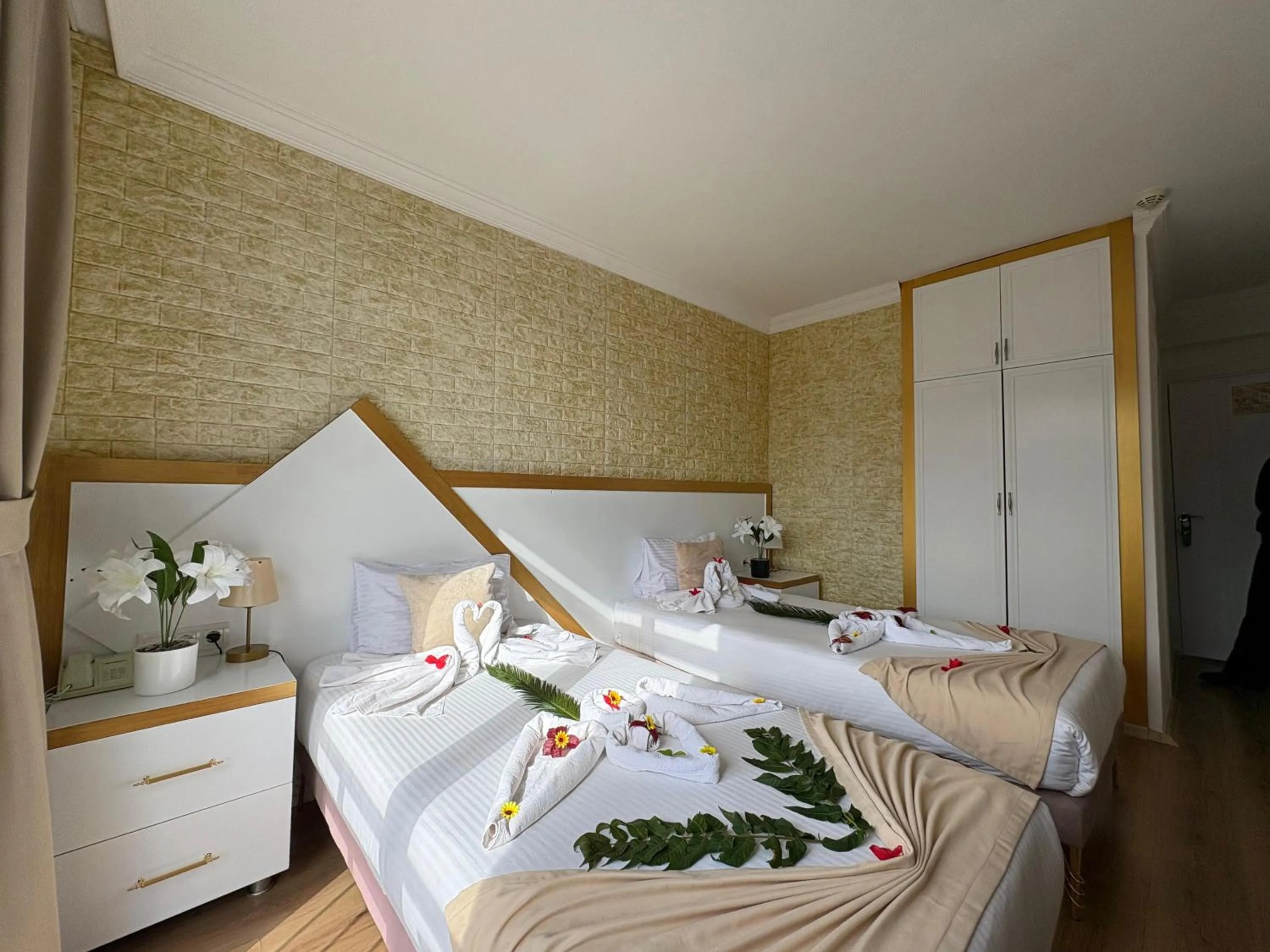 Photo of the whole room, Bed in Far Life Hotel