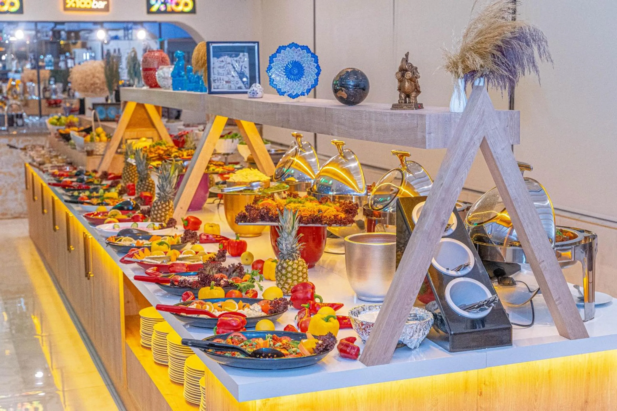 Restaurant/places to eat in Far Life Hotel