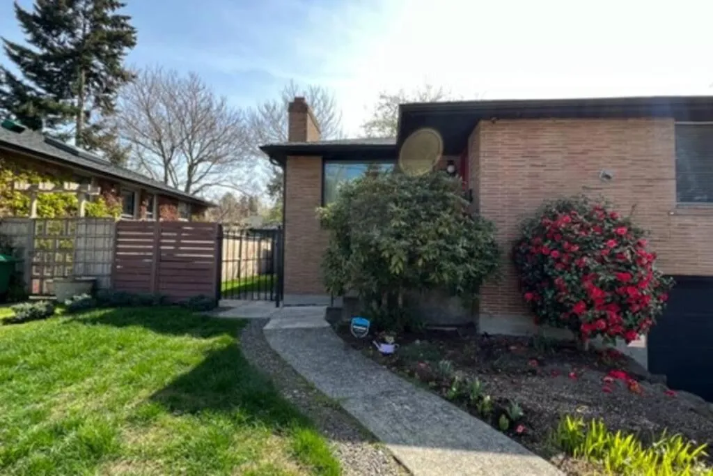 Lilac In Law, Picturesque lower unit