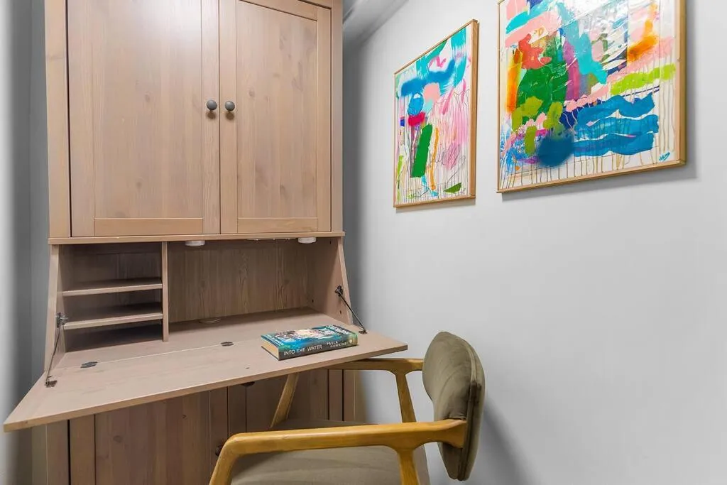 Lilac In Law, Picturesque lower unit