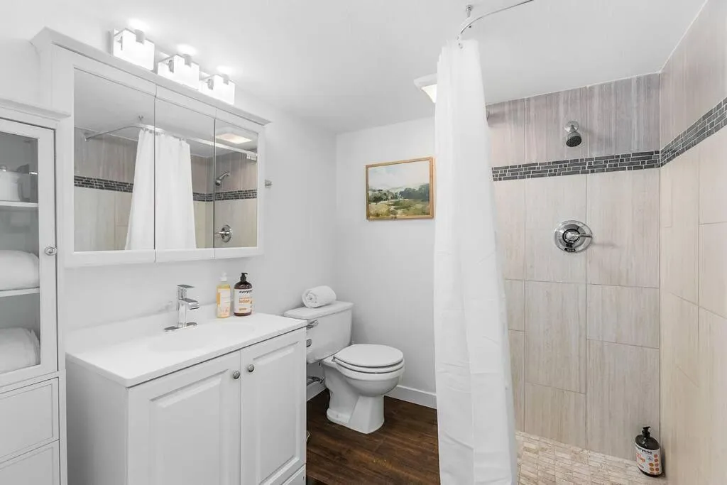 Lilac In Law, Picturesque lower unit