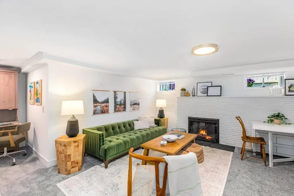 Lilac In Law, Picturesque lower unit