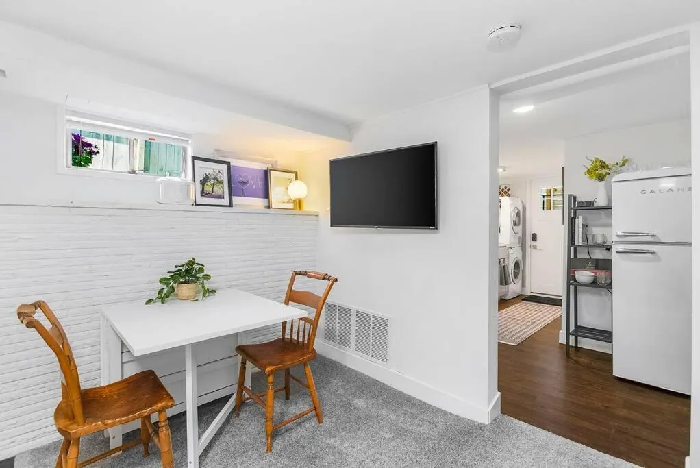 Lilac In Law, Picturesque lower unit